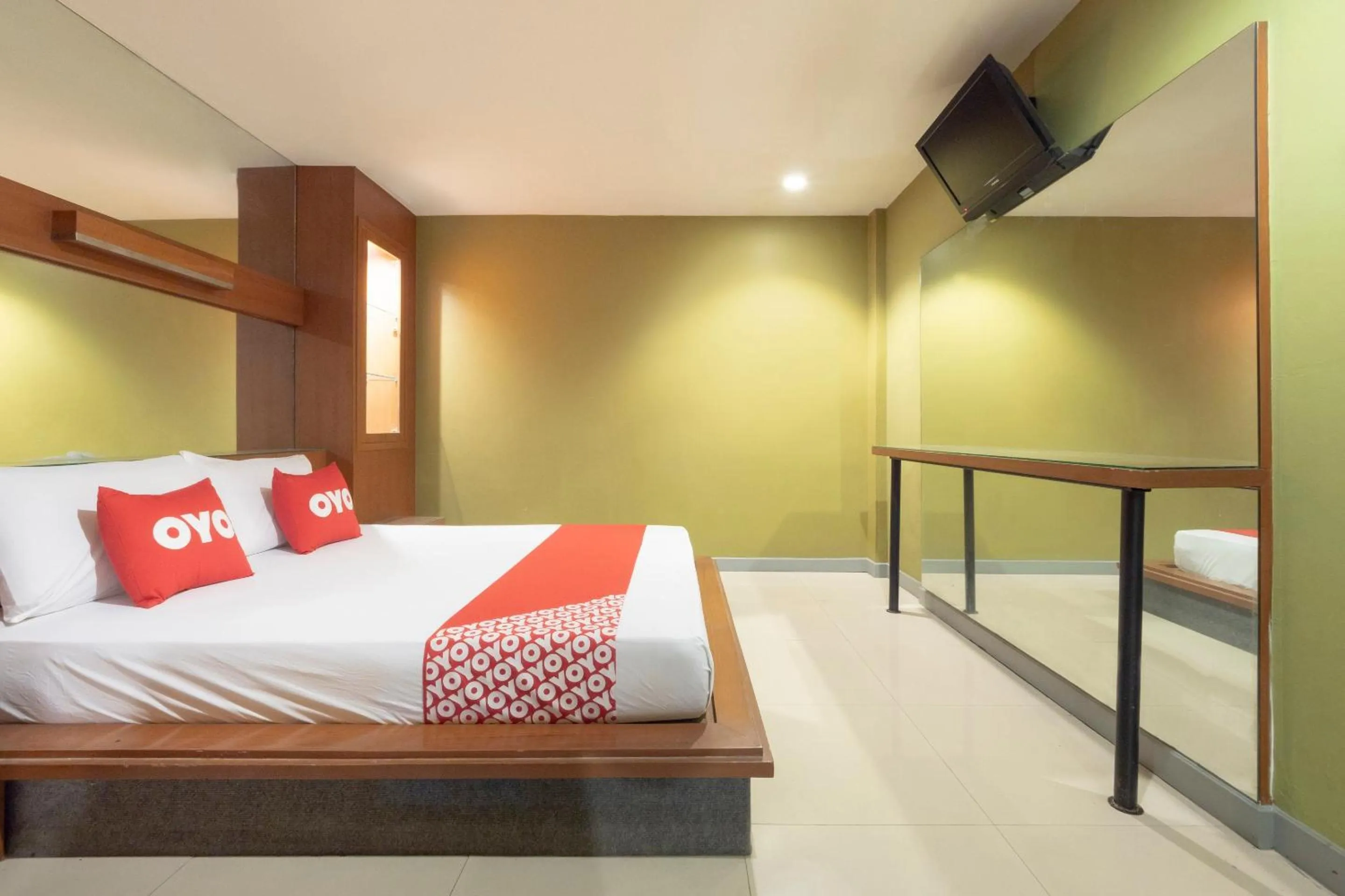 Bedroom, Bed in OYO 75382 Chonburi Hotel