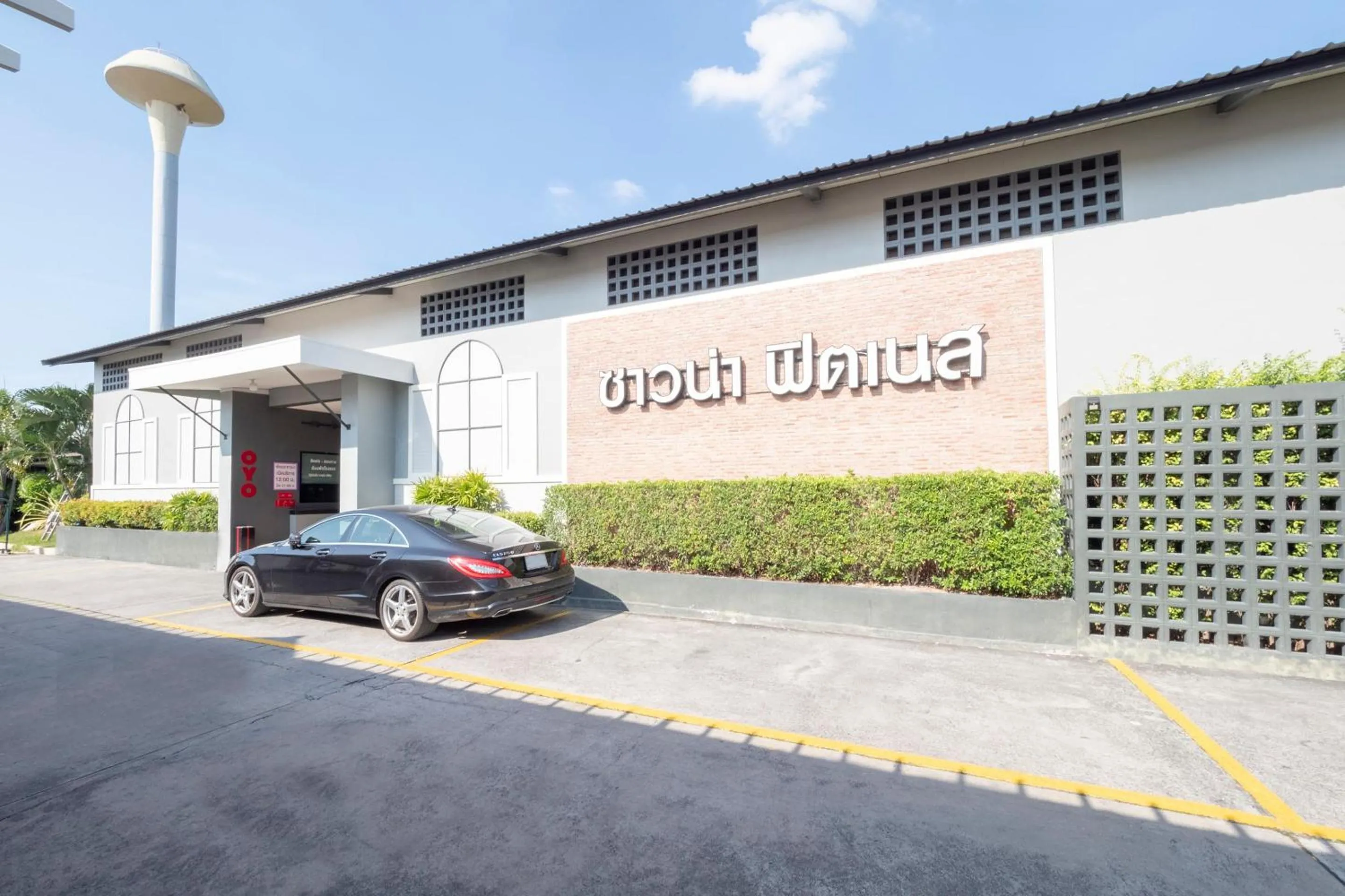 Facade/entrance in OYO 75382 Chonburi Hotel