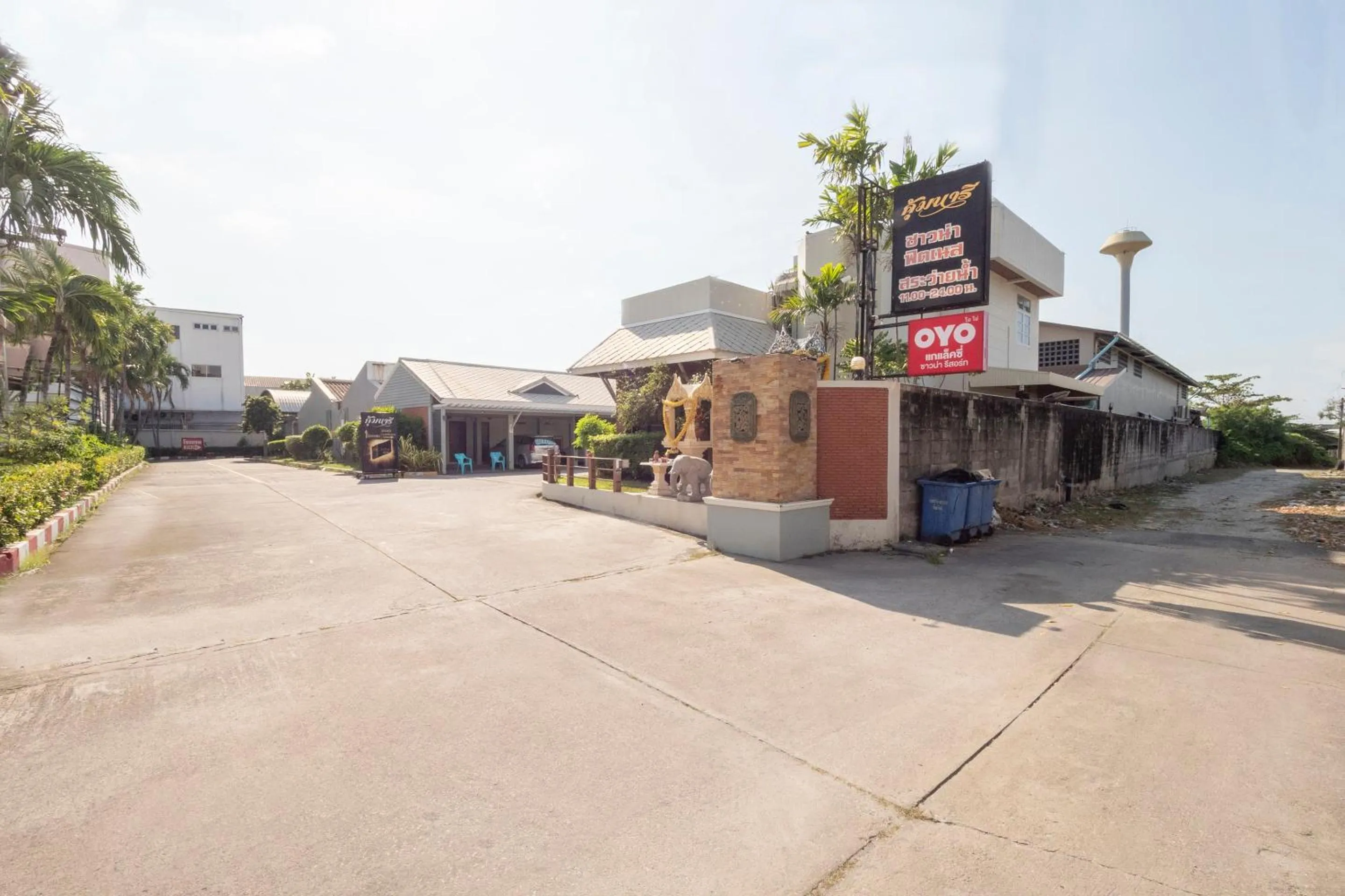 Facade/entrance in OYO 75382 Chonburi Hotel