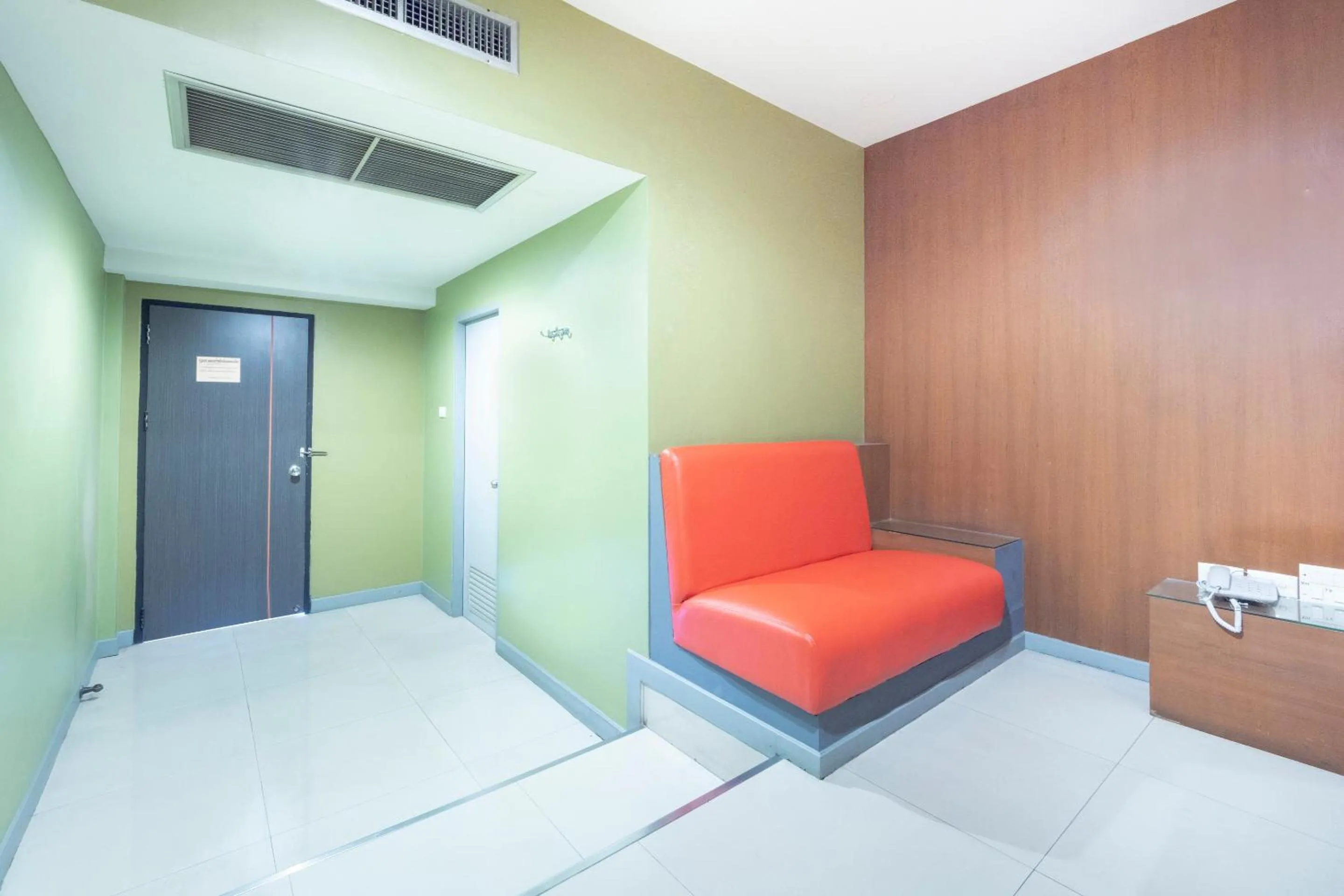 Bedroom, Bed in OYO 75382 Chonburi Hotel