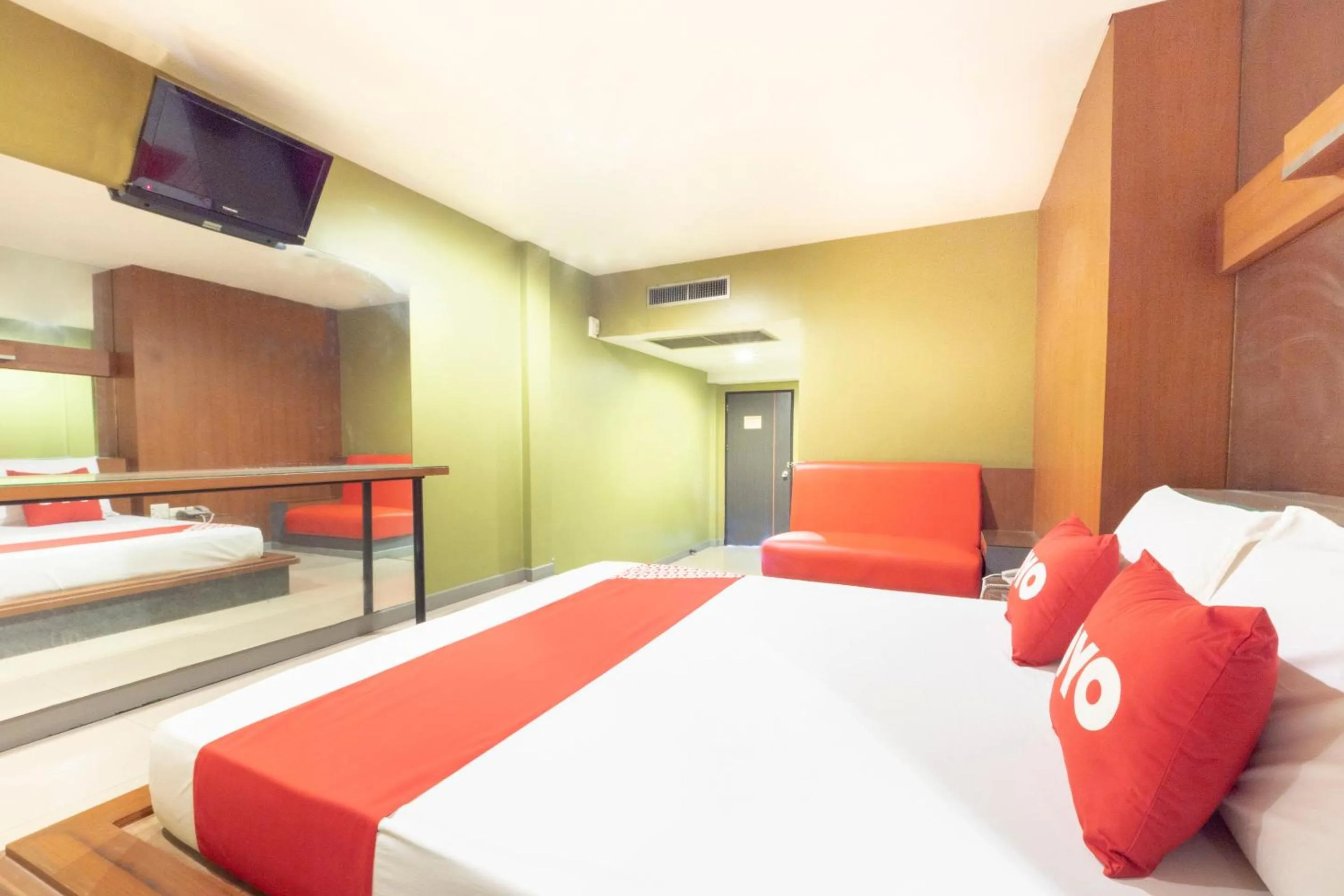 Bedroom, Bed in OYO 75382 Chonburi Hotel