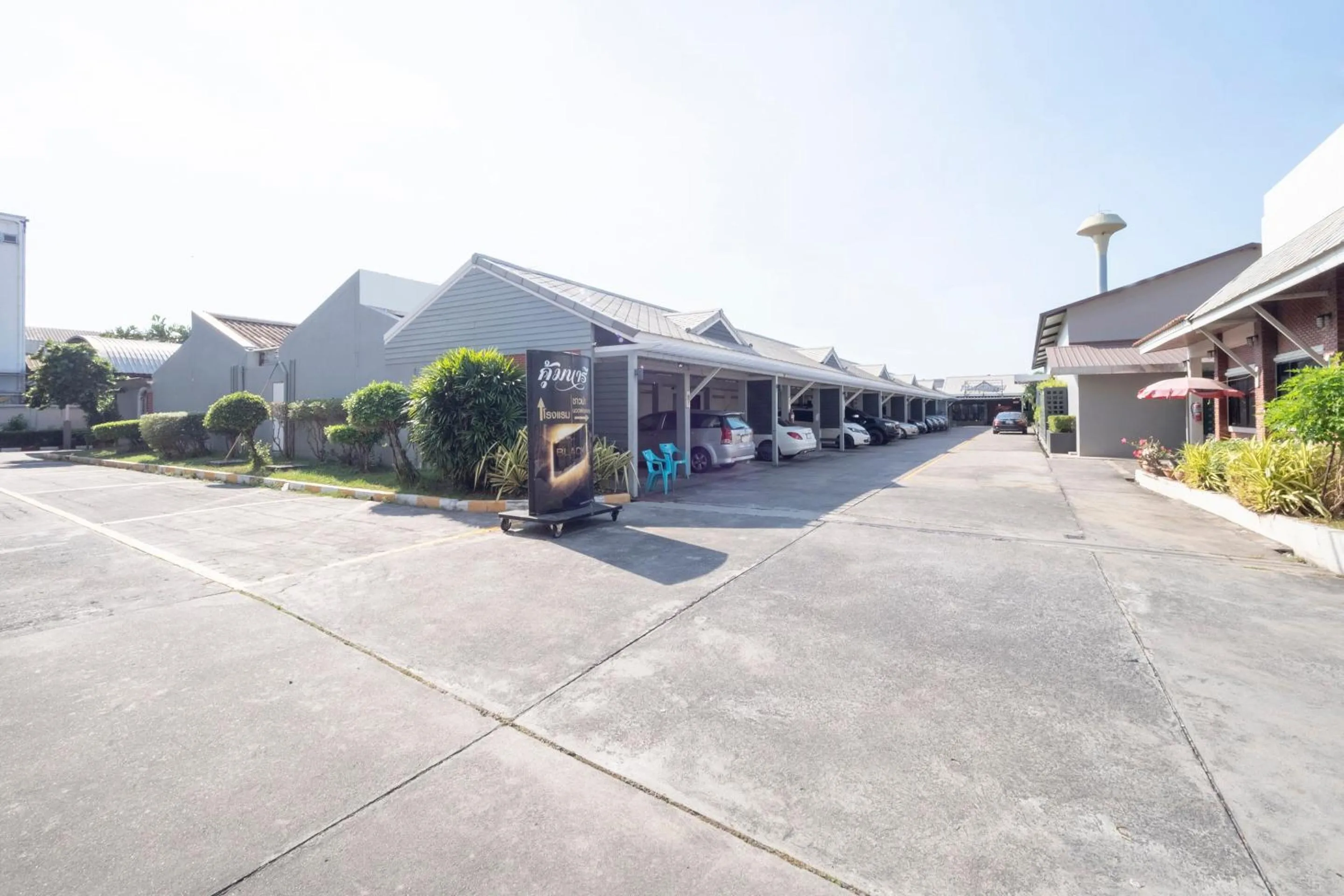 Facade/entrance in OYO 75382 Chonburi Hotel