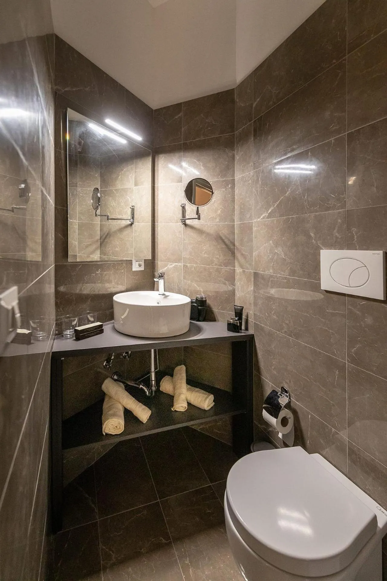 Bathroom in FJ Bianco Guest House