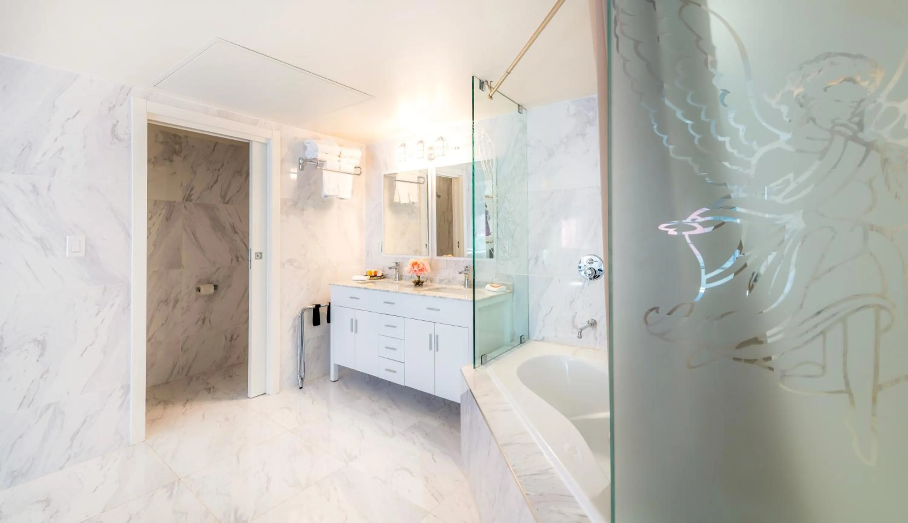 Bathroom, Bed in Secret Garden Miami Beach