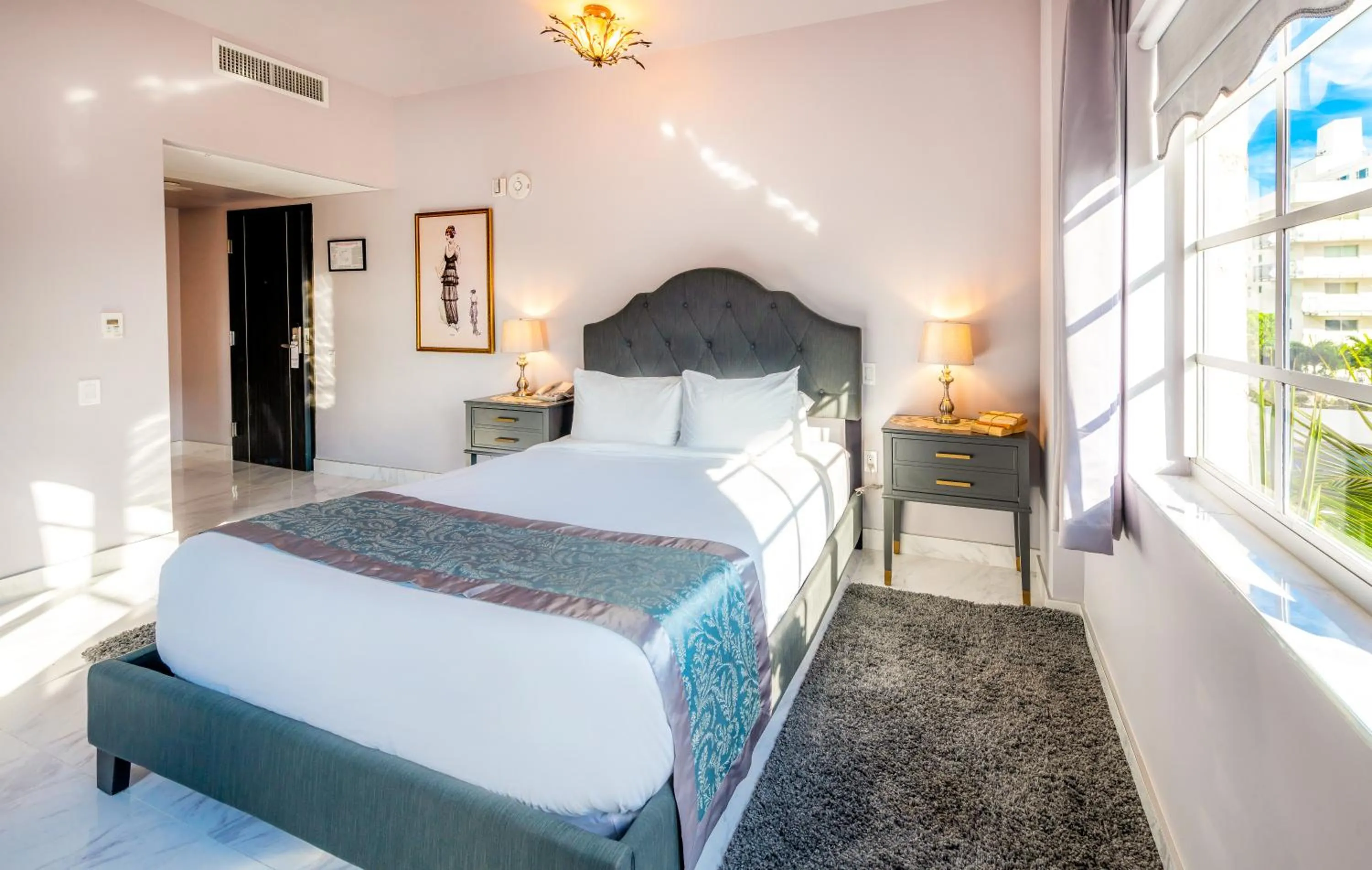 Photo of the whole room, Bed in Secret Garden Miami Beach