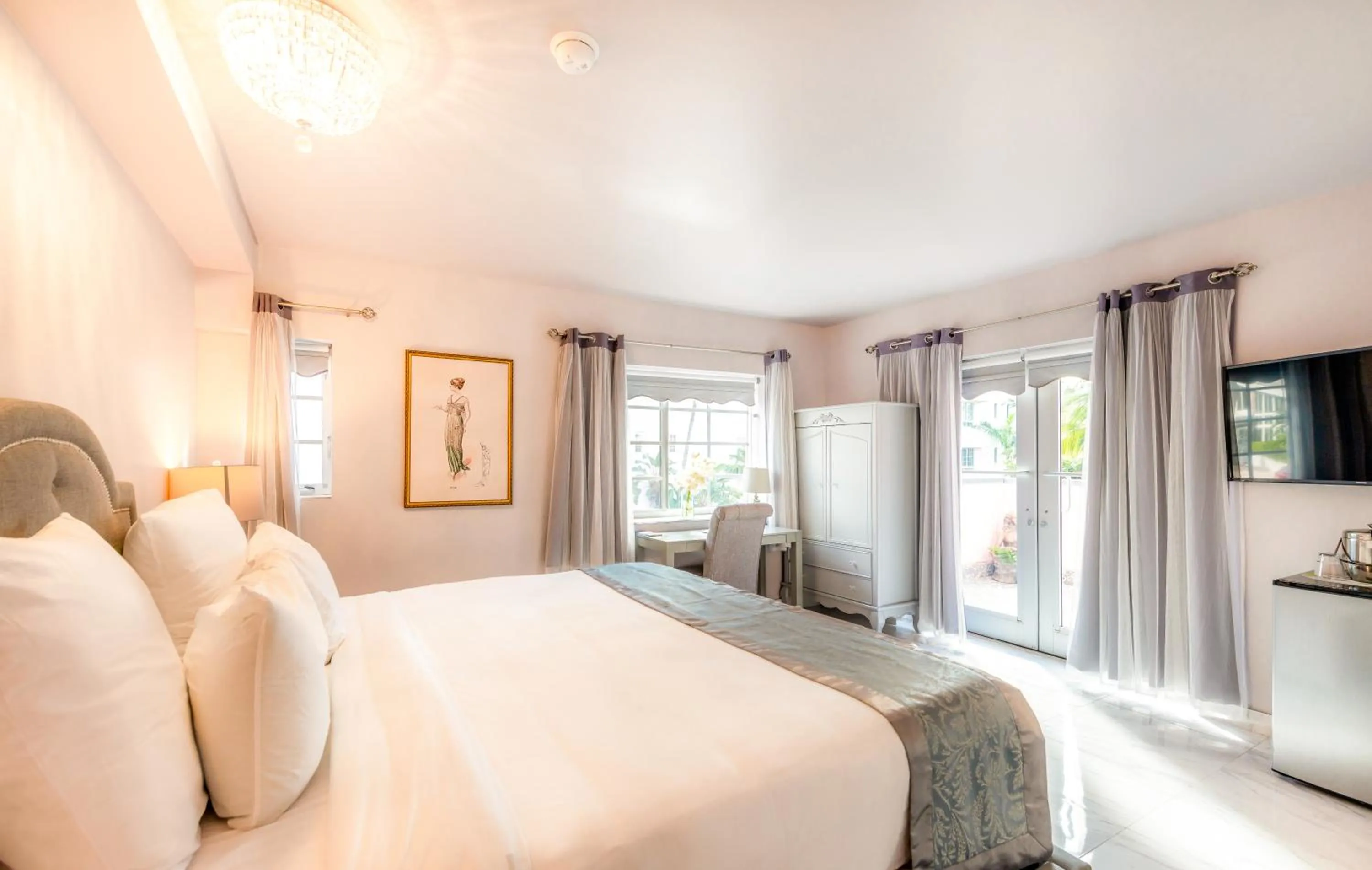 Photo of the whole room, Bed in Secret Garden Miami Beach