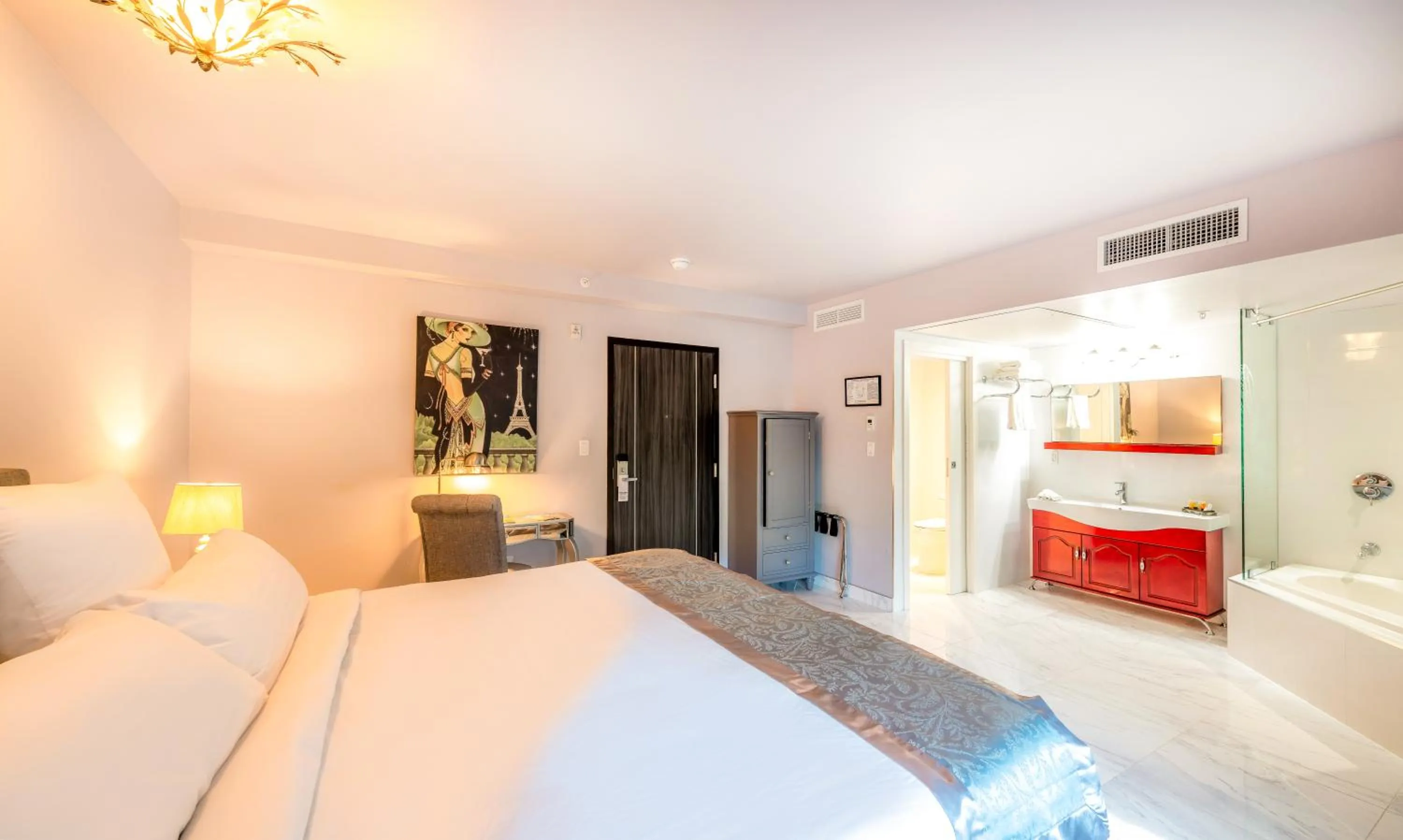 Photo of the whole room, Bed in Secret Garden Miami Beach