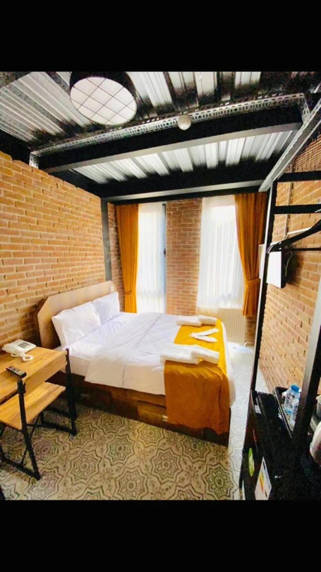 Photo of the whole room in Gen Suites Cibali