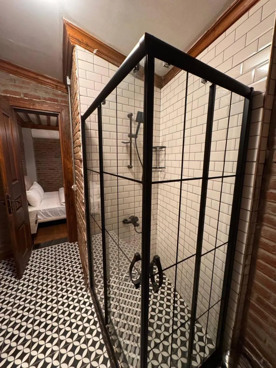 Shower in Gen Suites Cibali