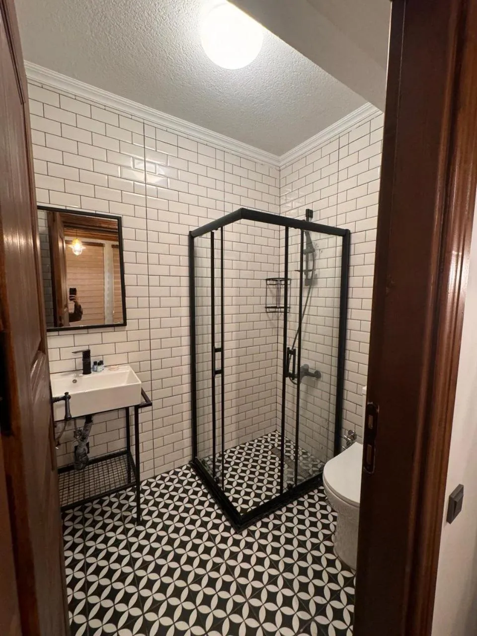 Shower in Gen Suites Cibali