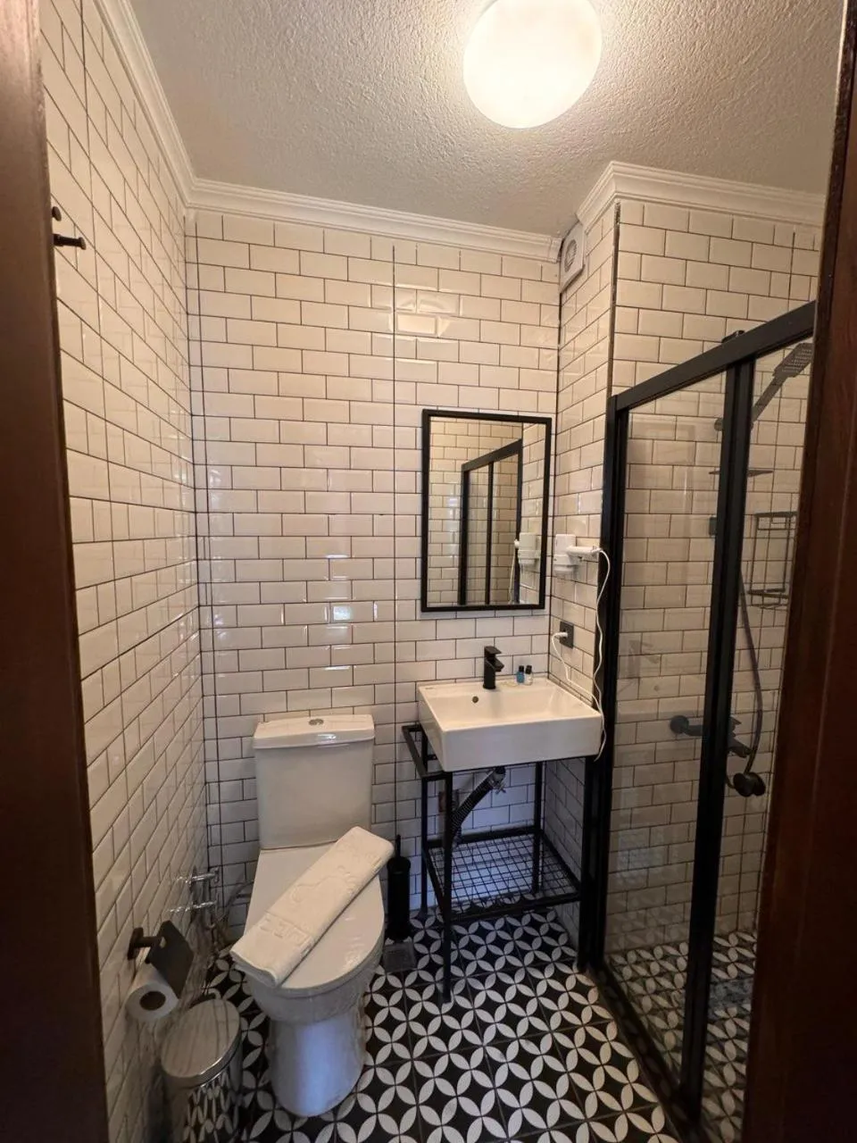 Shower in Gen Suites Cibali