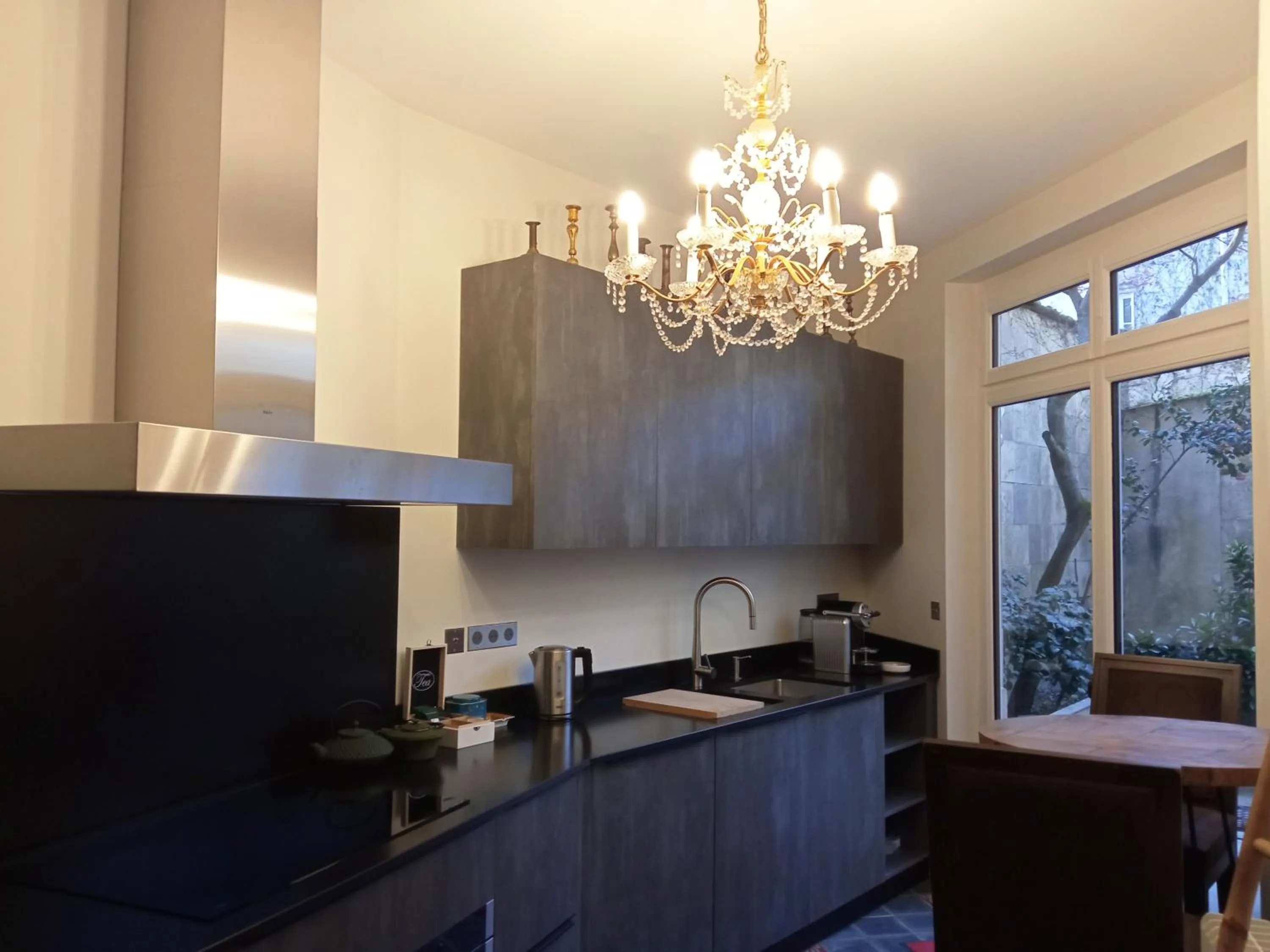 Communal kitchen in Maison Manège Bordeaux Centre