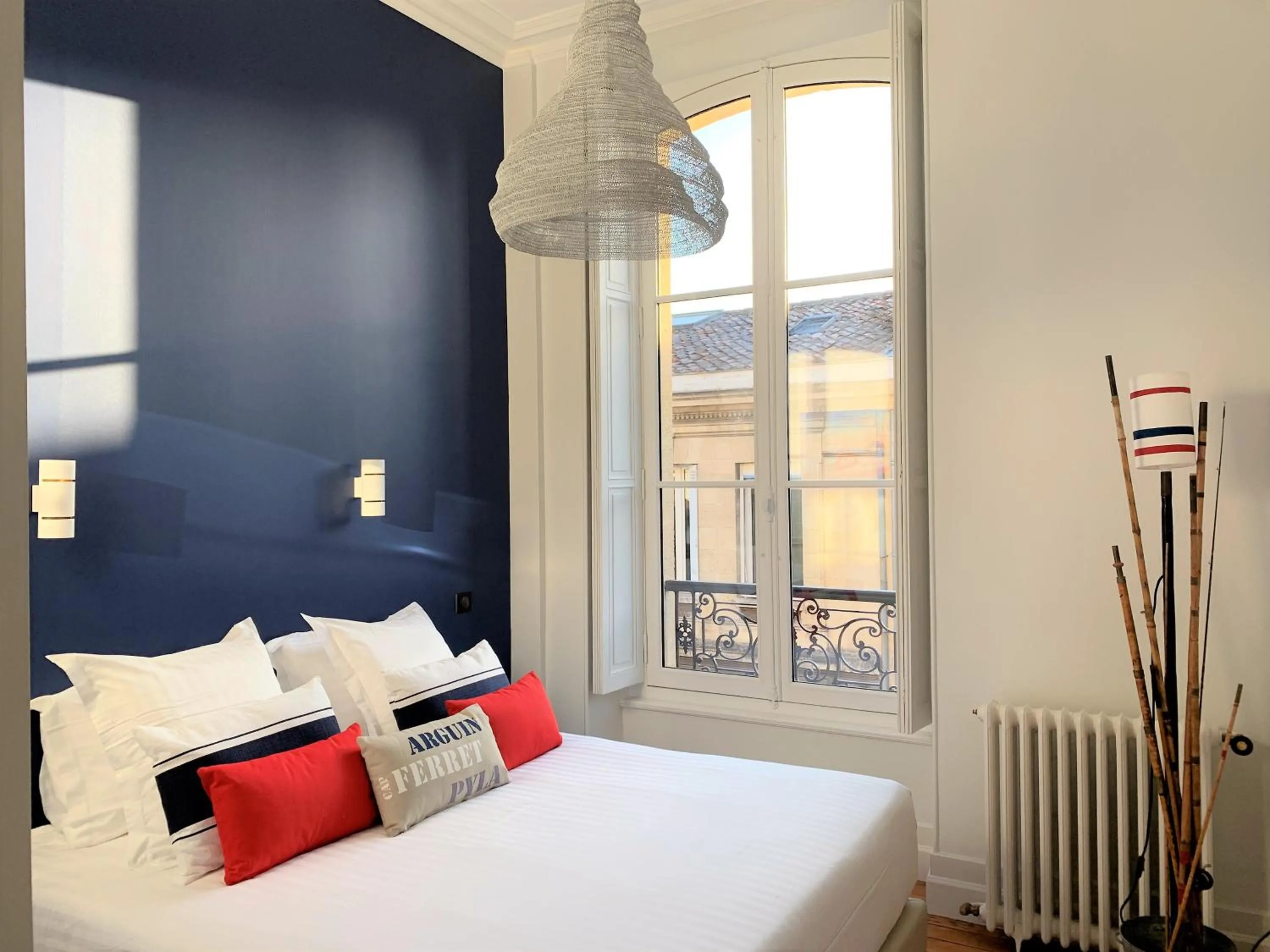 Photo of the whole room, Bed in Maison Manège Bordeaux Centre