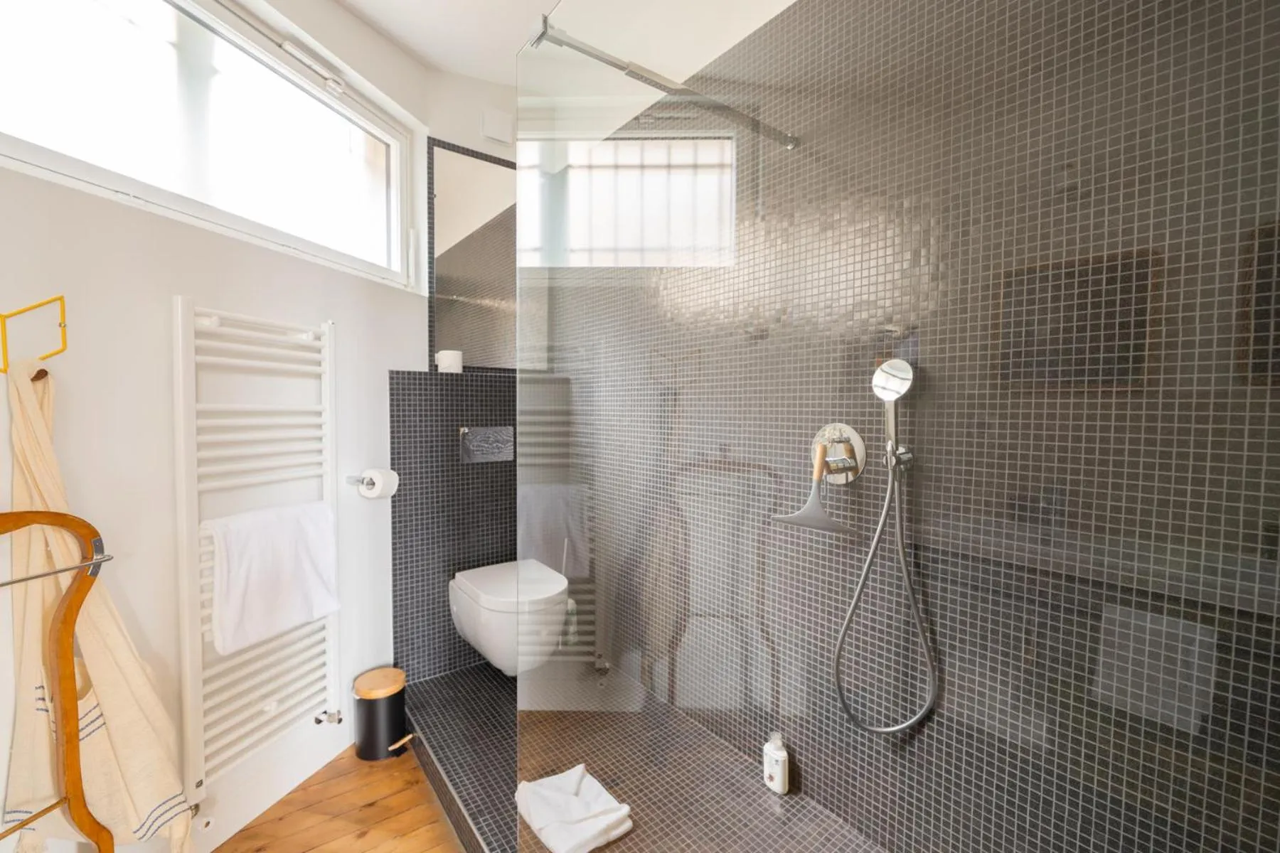 Shower in Maison Manège Bordeaux Centre