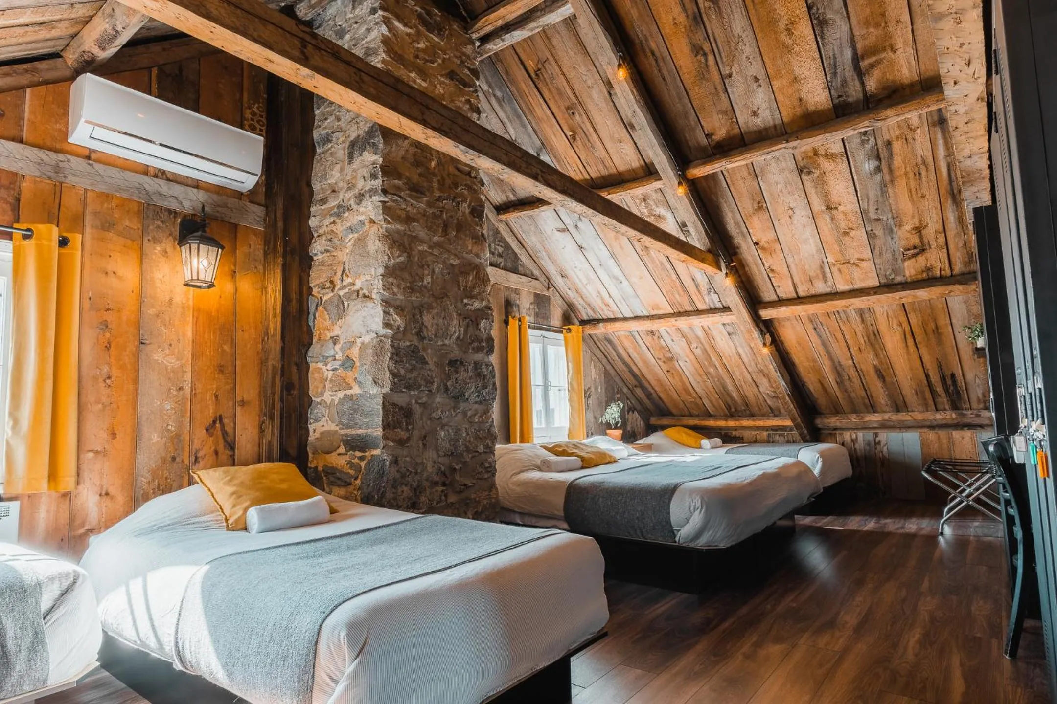 Photo of the whole room, Bed in Auberge de l'Ouest