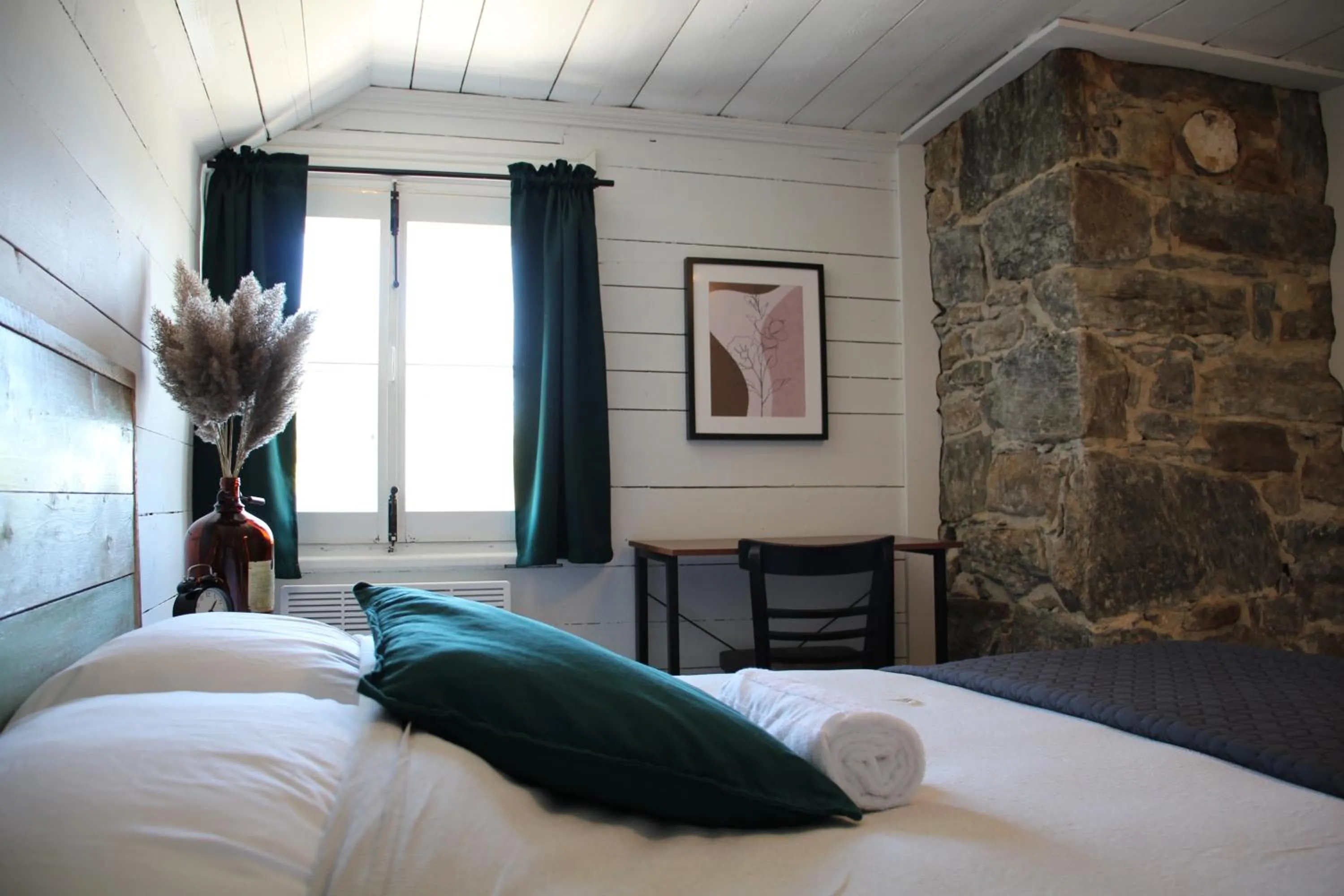 Bedroom, Bed in Auberge de l'Ouest