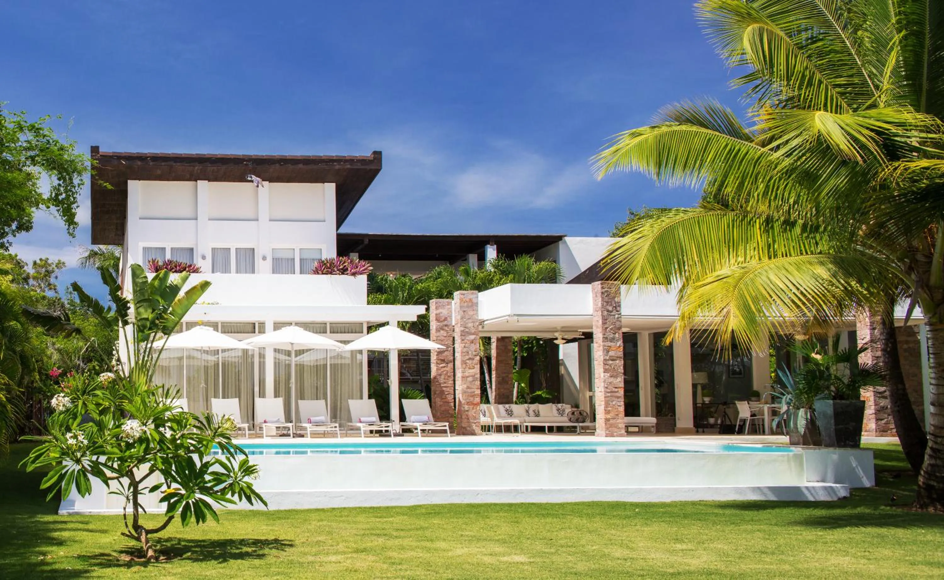 Property building in Unbelievable Villa with Pool - Perfect Family Vacay