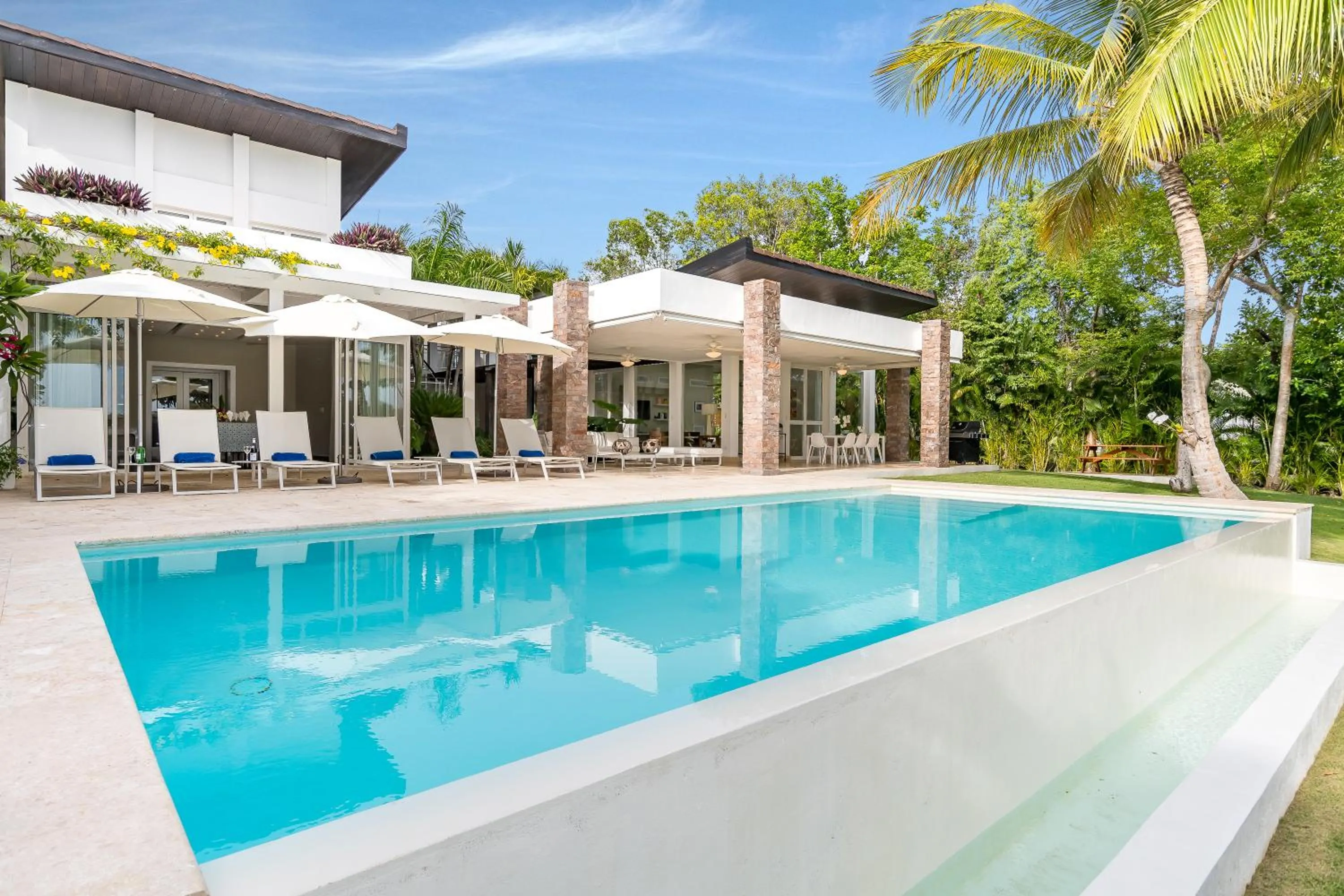 Property building in Unbelievable Villa with Pool - Perfect Family Vacay