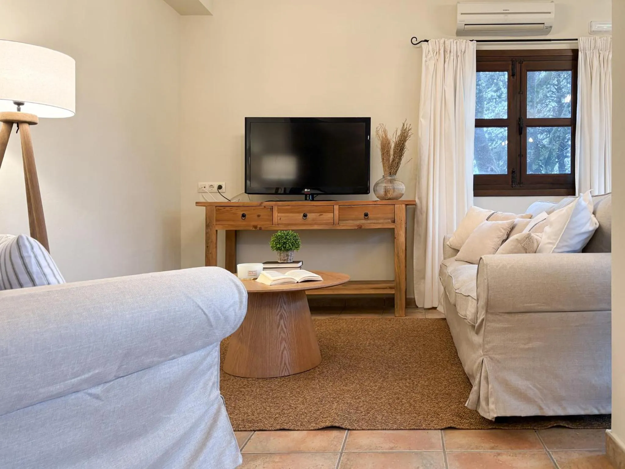 Communal lounge/ TV room in Hotel Rural Xerete