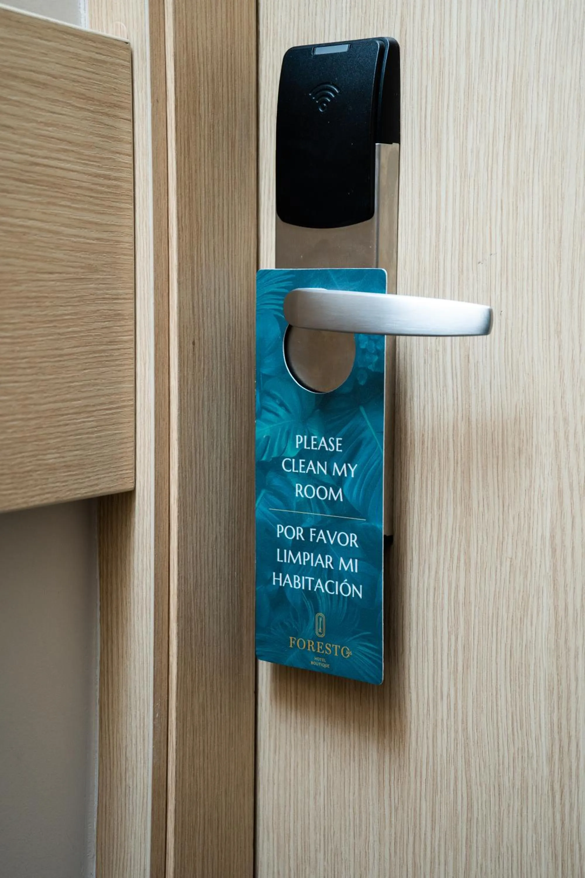 Text overlay in Hotel Foresto 365