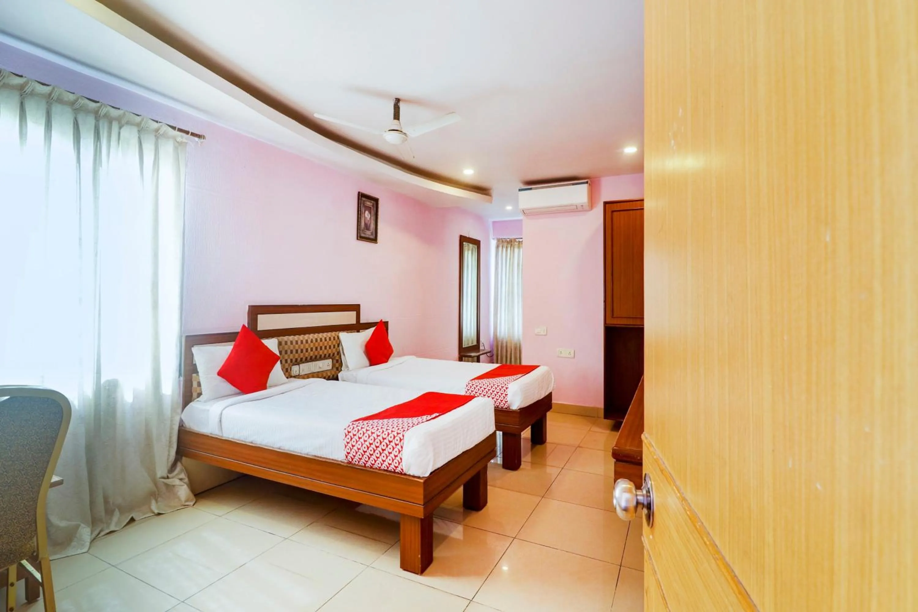 Bedroom, Bed in Super Hotel O Vaishnavi Palace