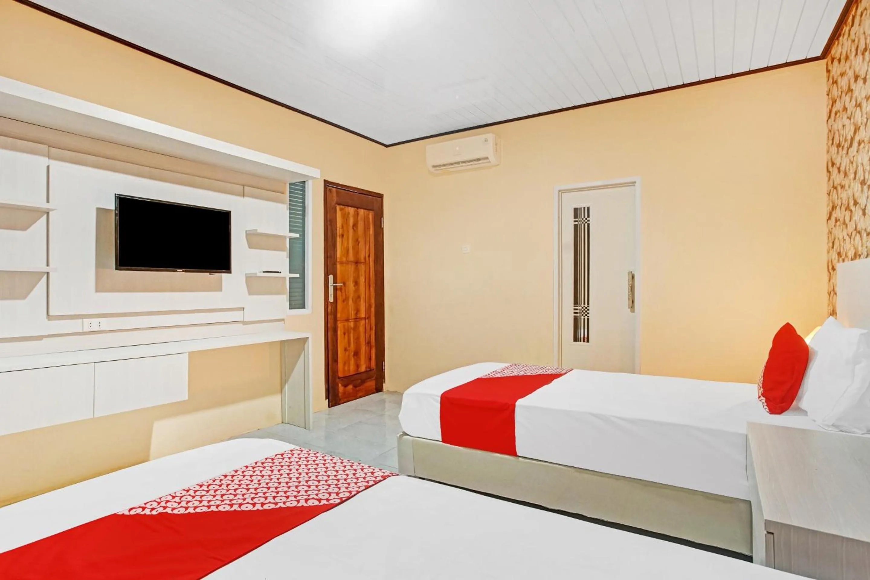 Bedroom in OYO 90399 Box House