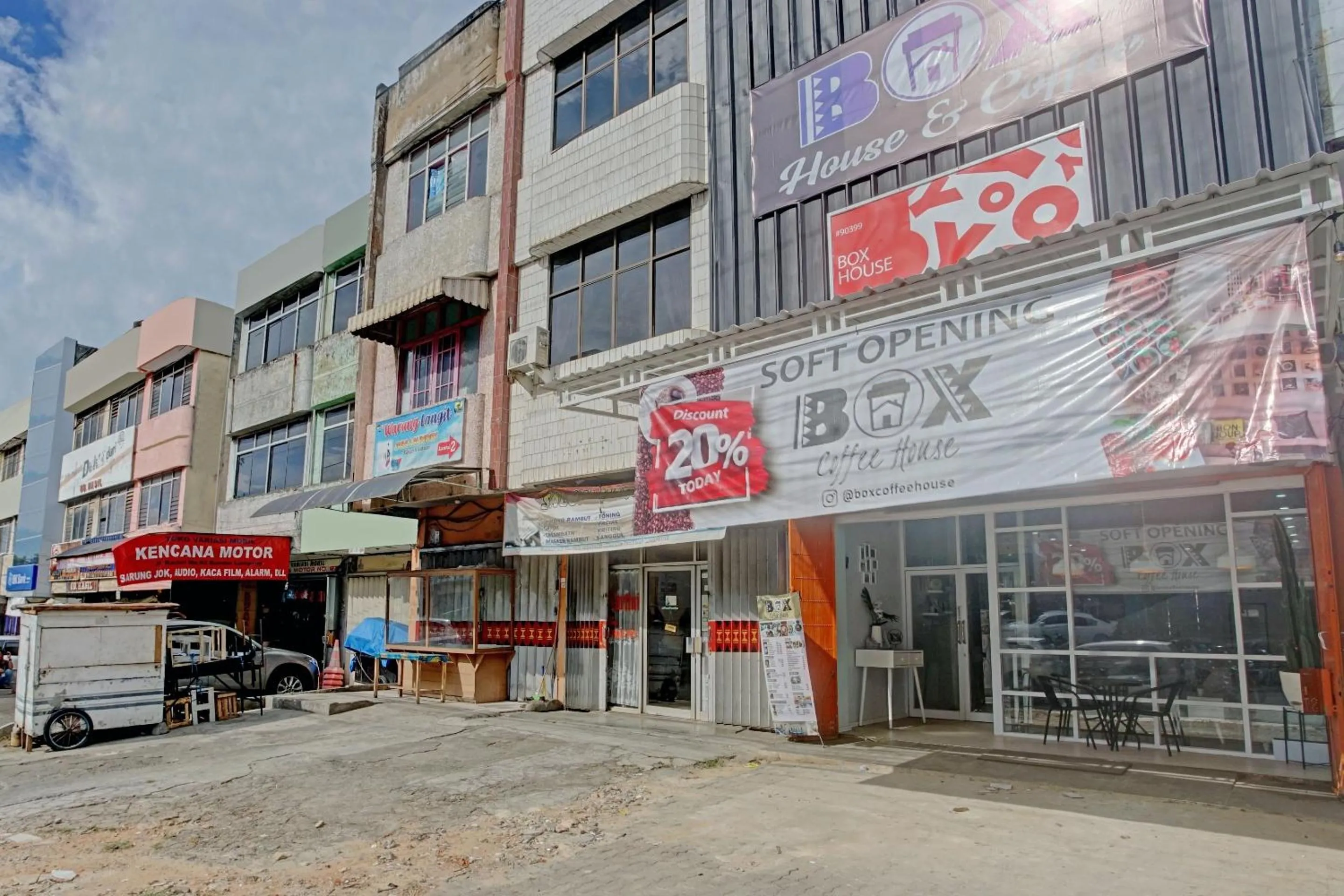 Facade/entrance in OYO 90399 Box House