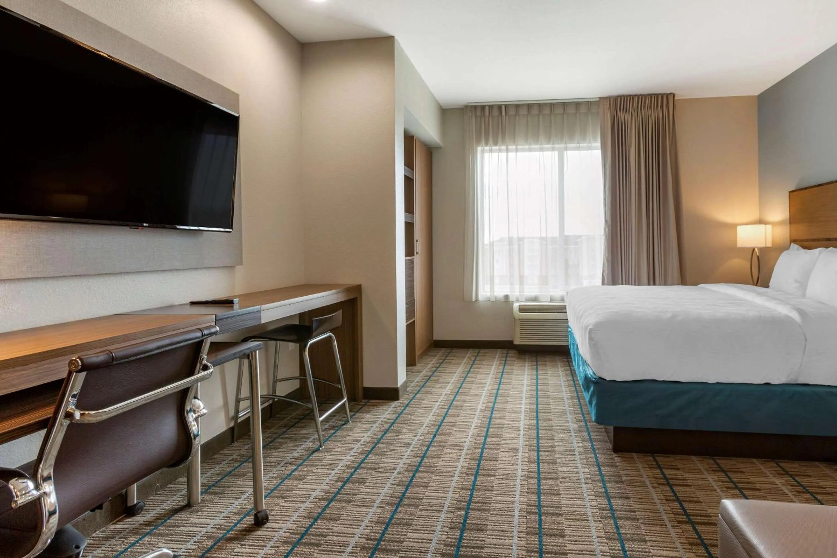 Photo of the whole room, Bed in MainStay Suites Carlsbad South