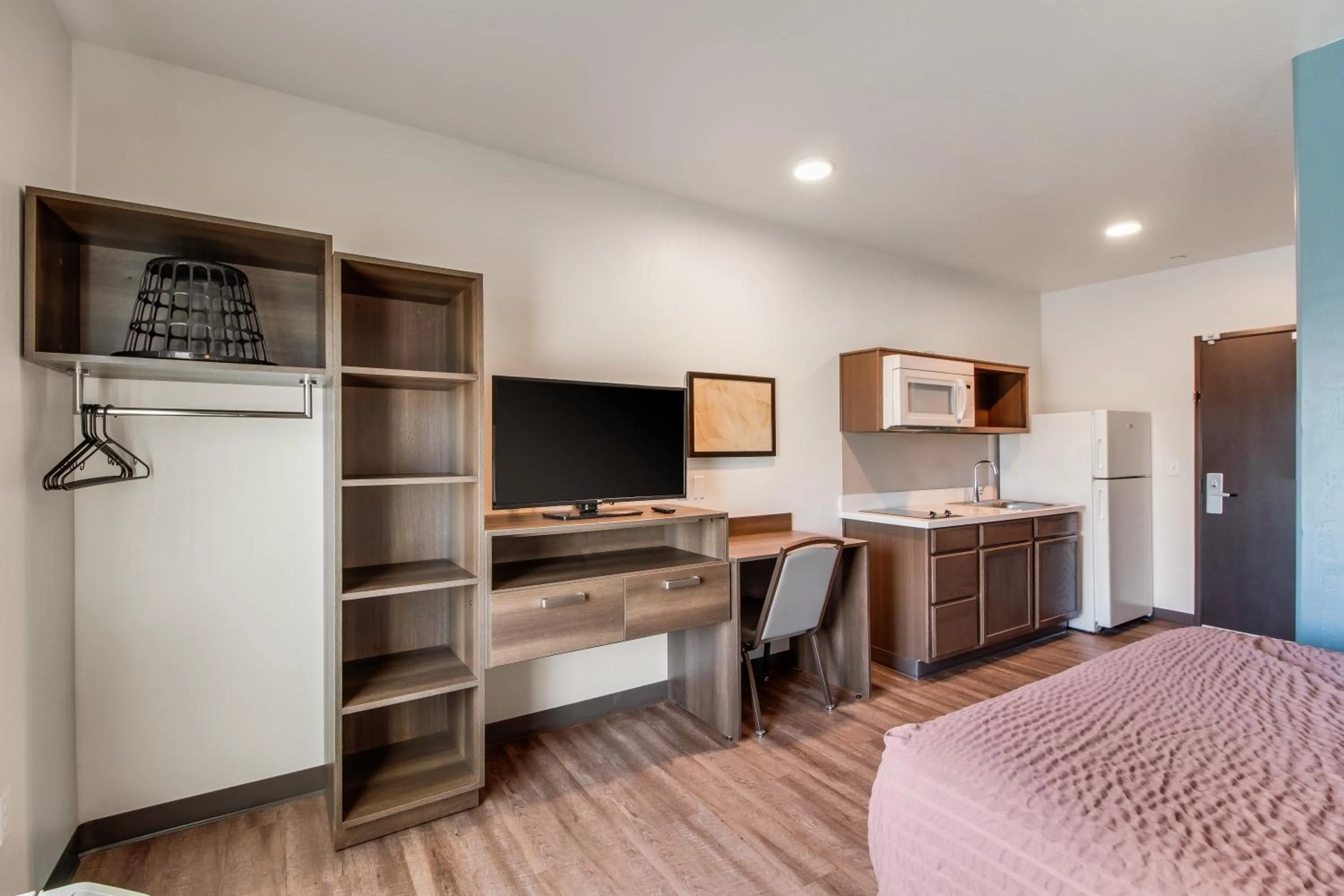 TV and multimedia in WoodSpring Suites Bakersfield Airport