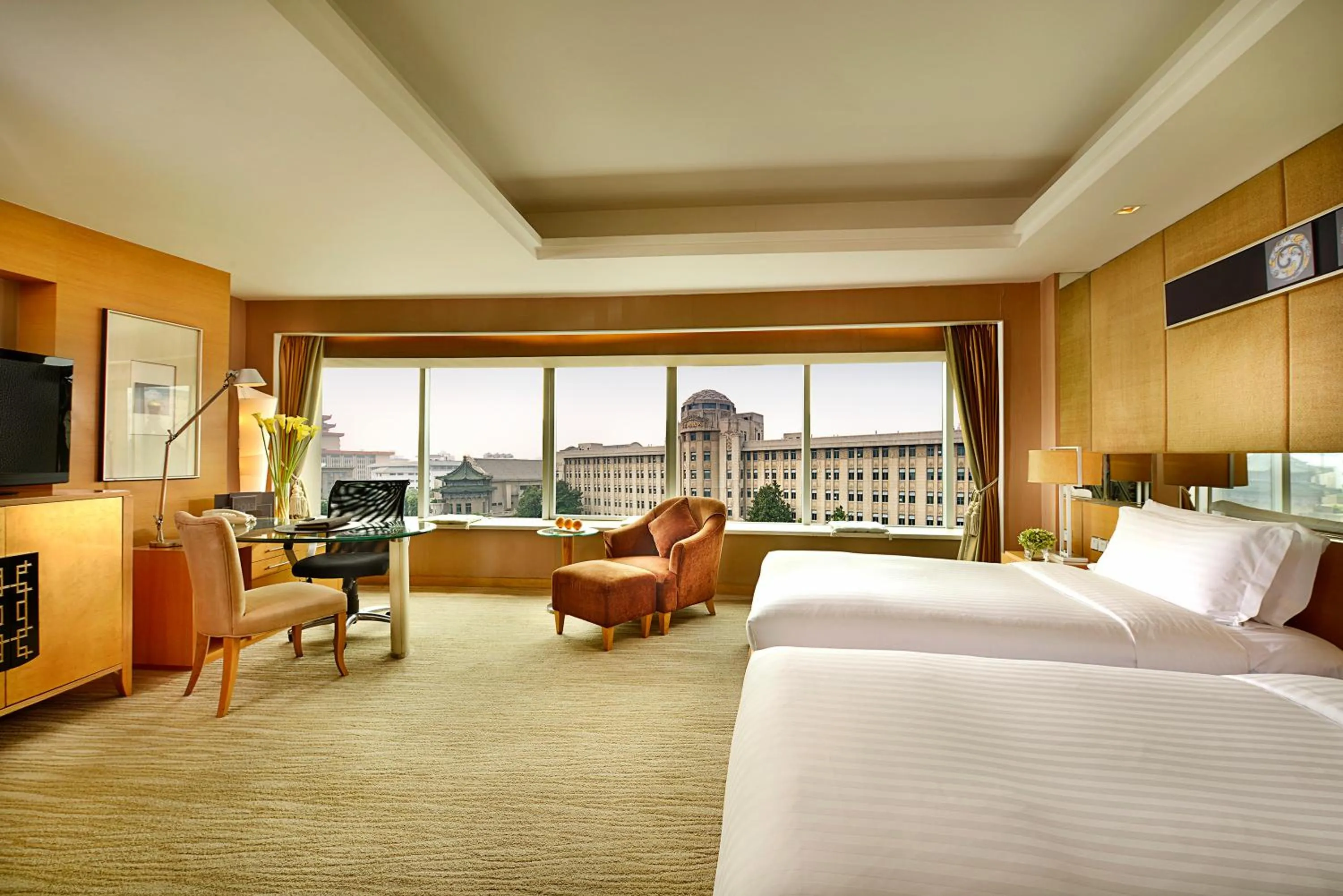 Photo of the whole room, Bed in Sofitel Xi'an On Renmin Square