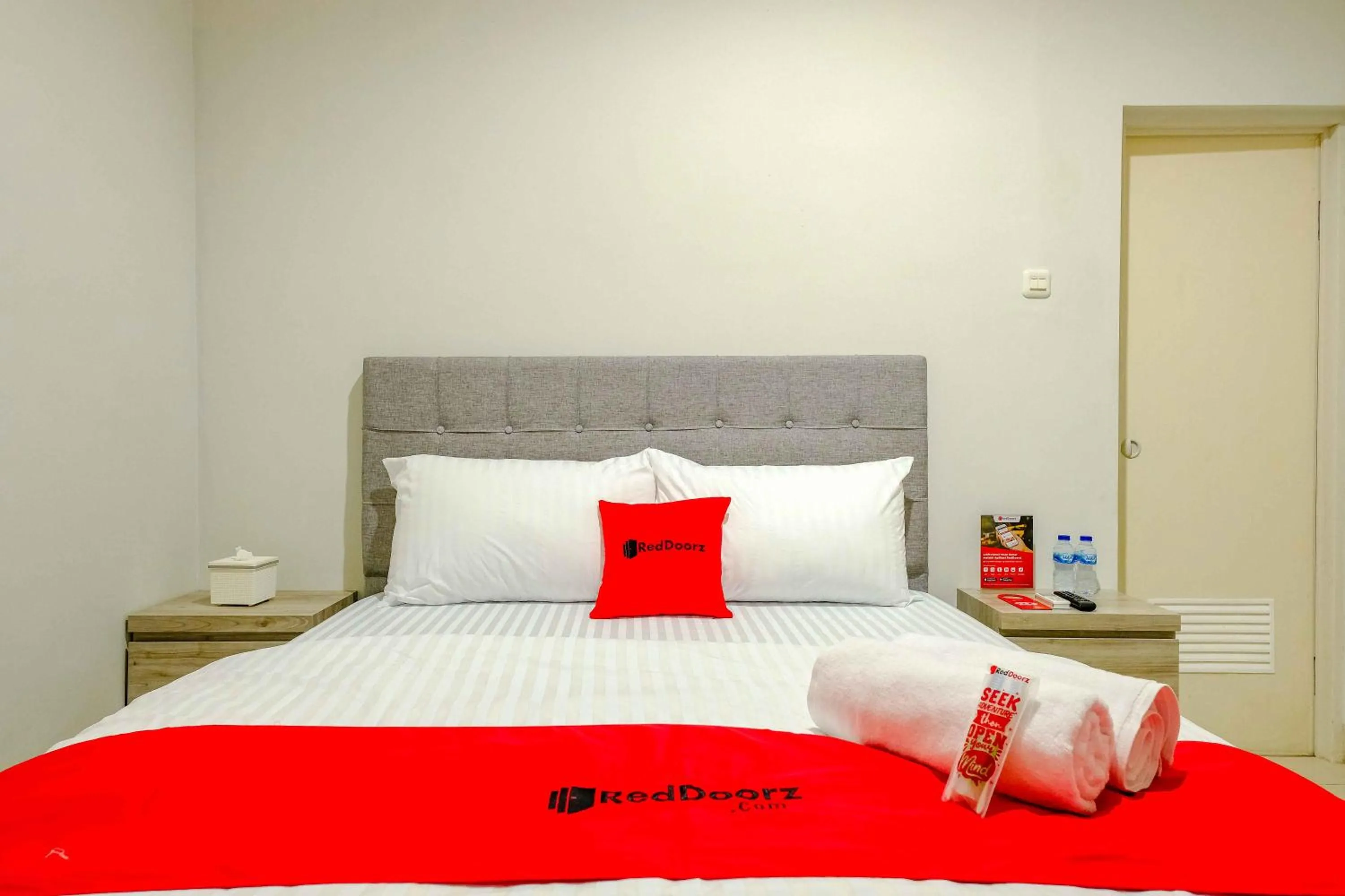 Bed in RedDoorz near Pasar Baru 3