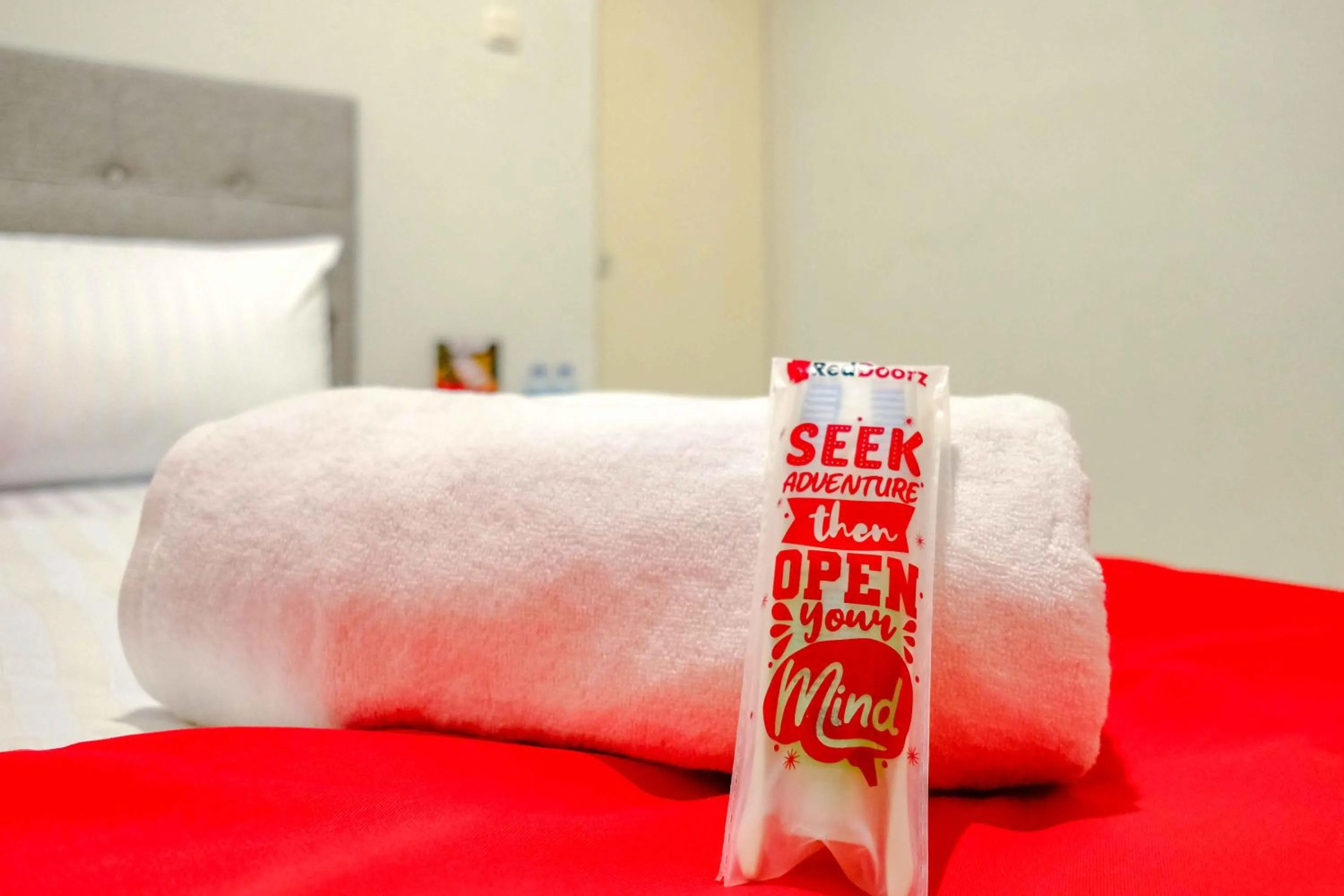 Bed in RedDoorz near Pasar Baru 3