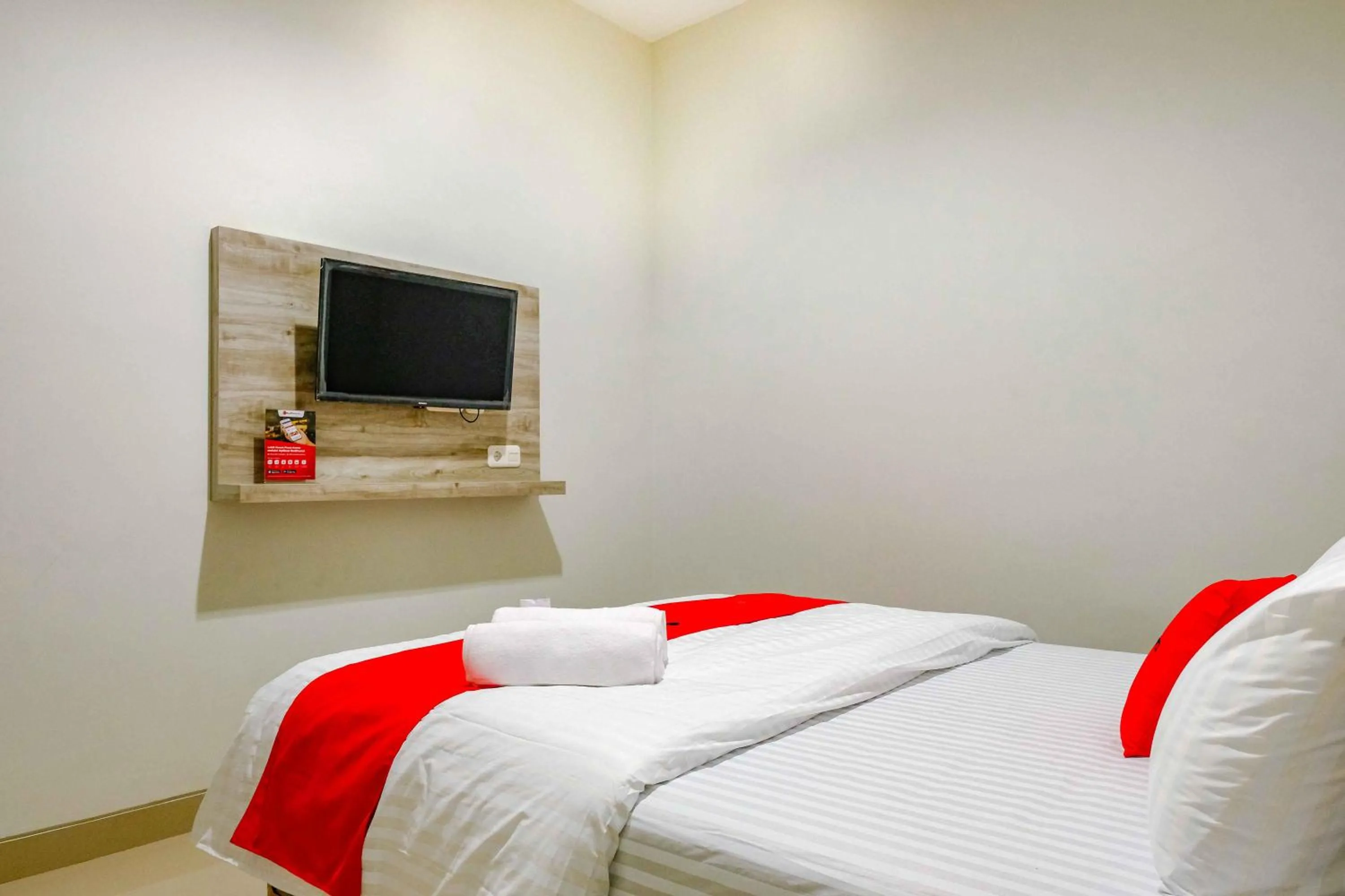 Bed in RedDoorz near Pasar Baru 3