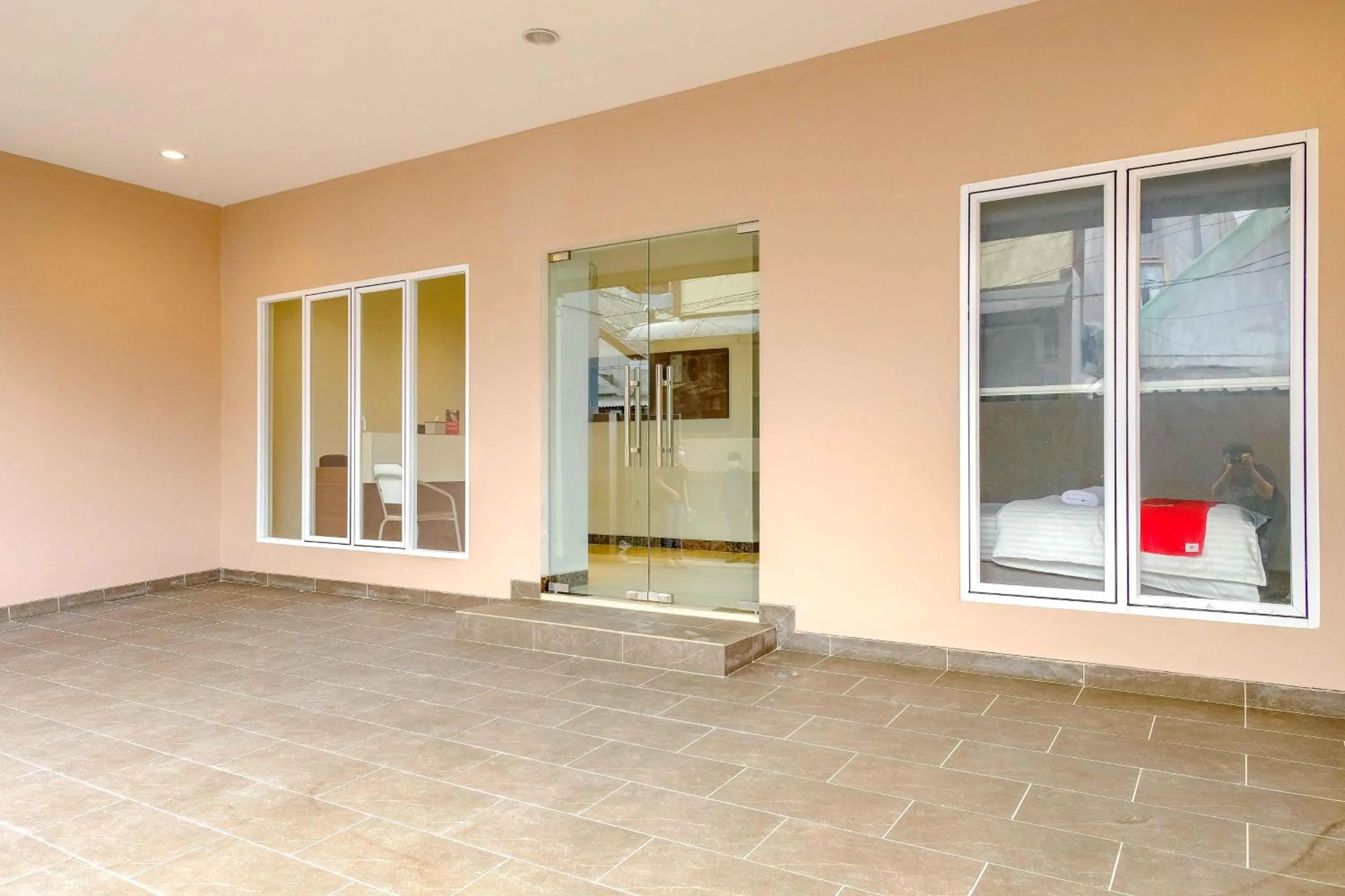 Facade/entrance in RedDoorz near Pasar Baru 3