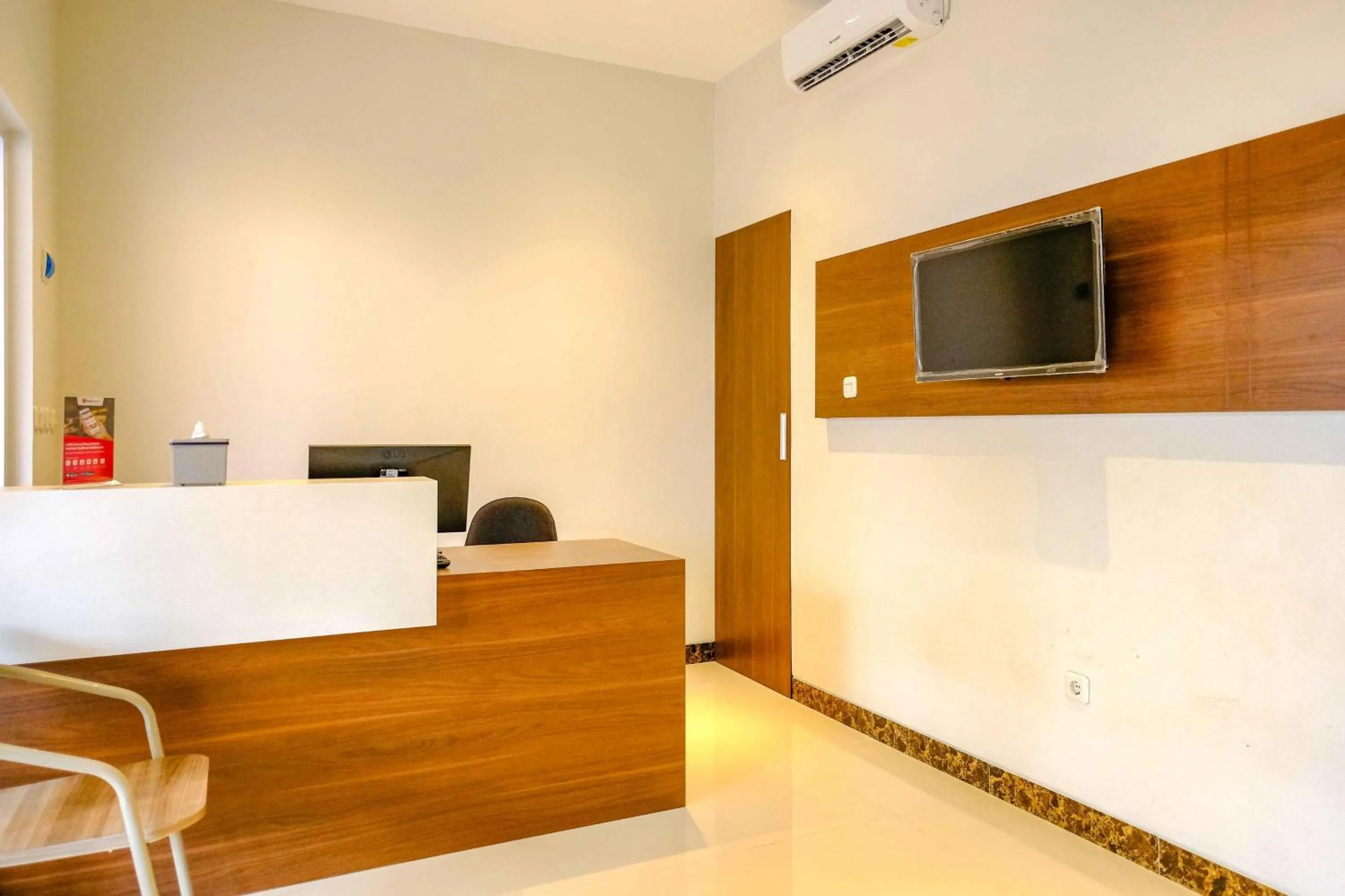 Lobby or reception in RedDoorz near Pasar Baru 3