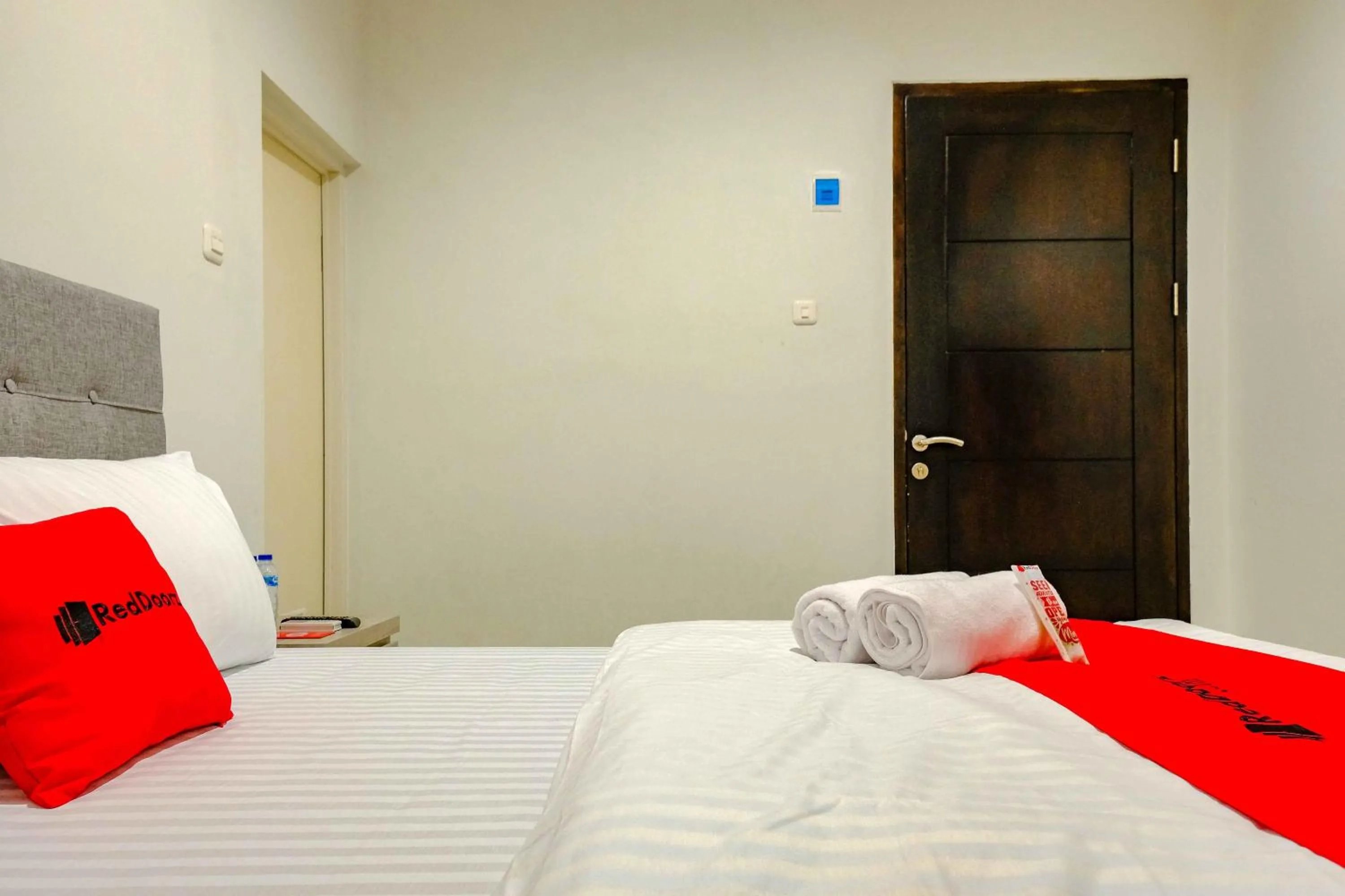 Bed in RedDoorz near Pasar Baru 3