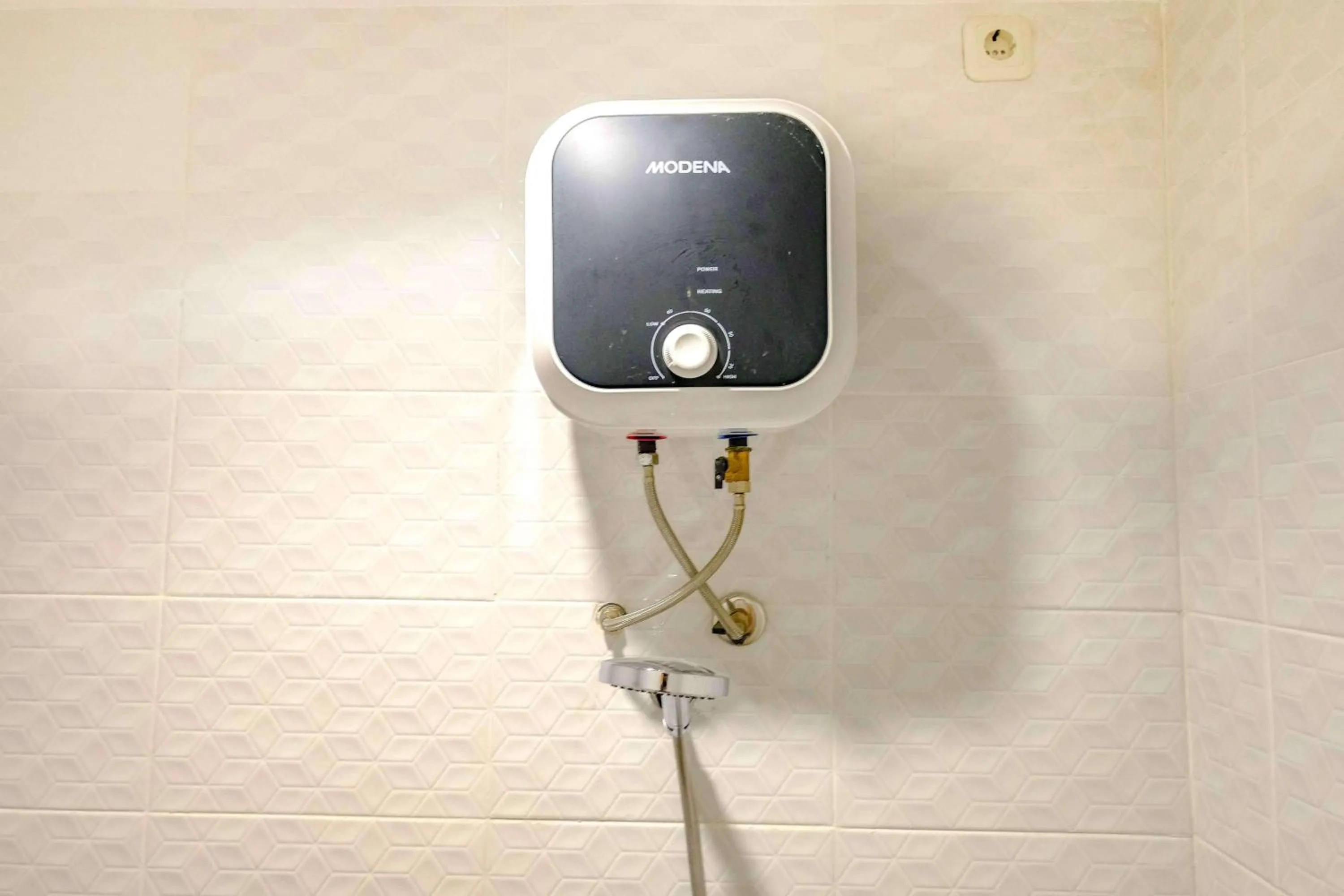 Bathroom in RedDoorz near Pasar Baru 3