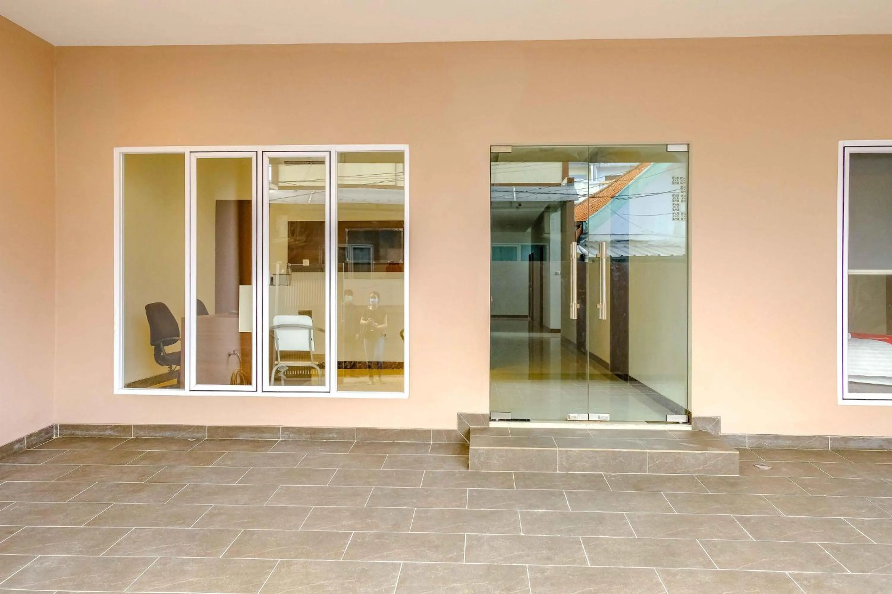 Facade/entrance in RedDoorz near Pasar Baru 3