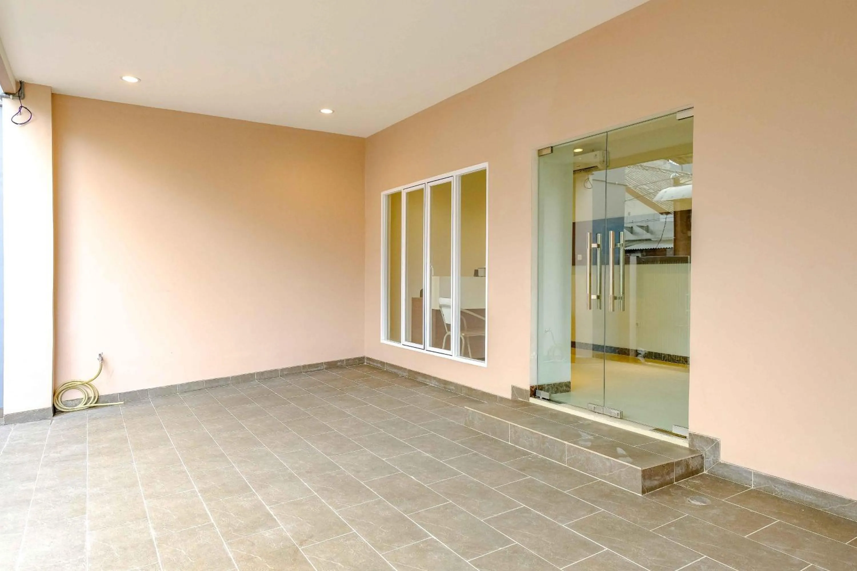 Facade/entrance in RedDoorz near Pasar Baru 3