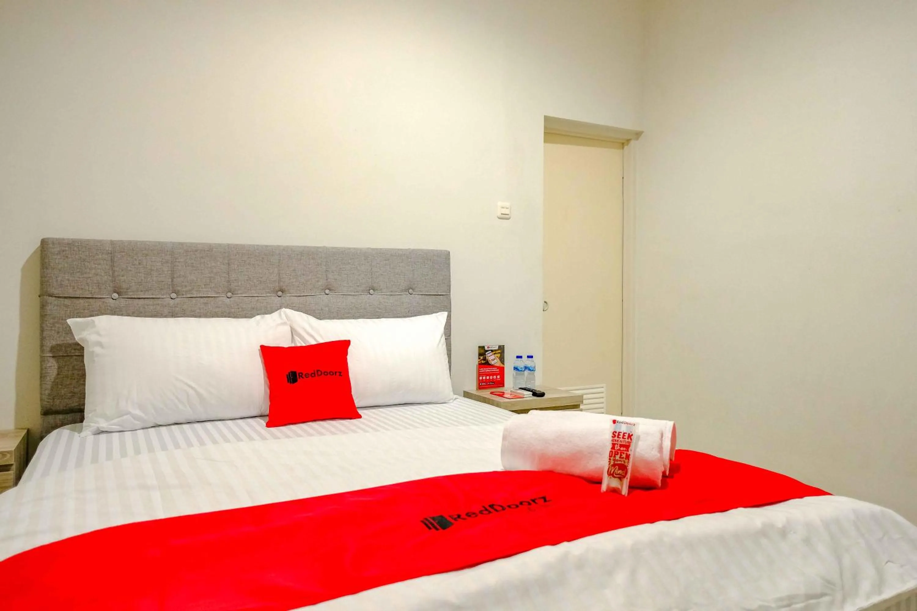 Bed in RedDoorz near Pasar Baru 3