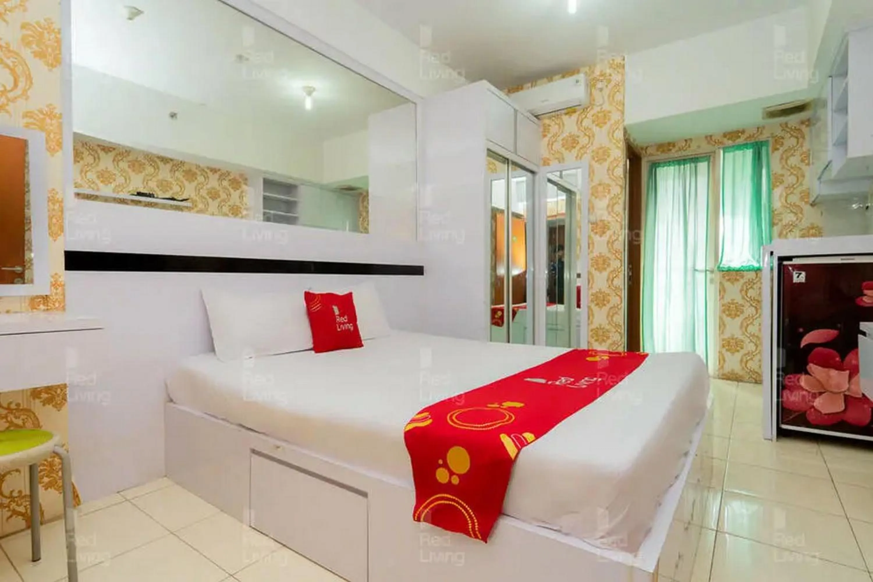 Bedroom, Bed in RedLiving Apartemen Green Lake View Ciputat - Farida Property 1 Tower E