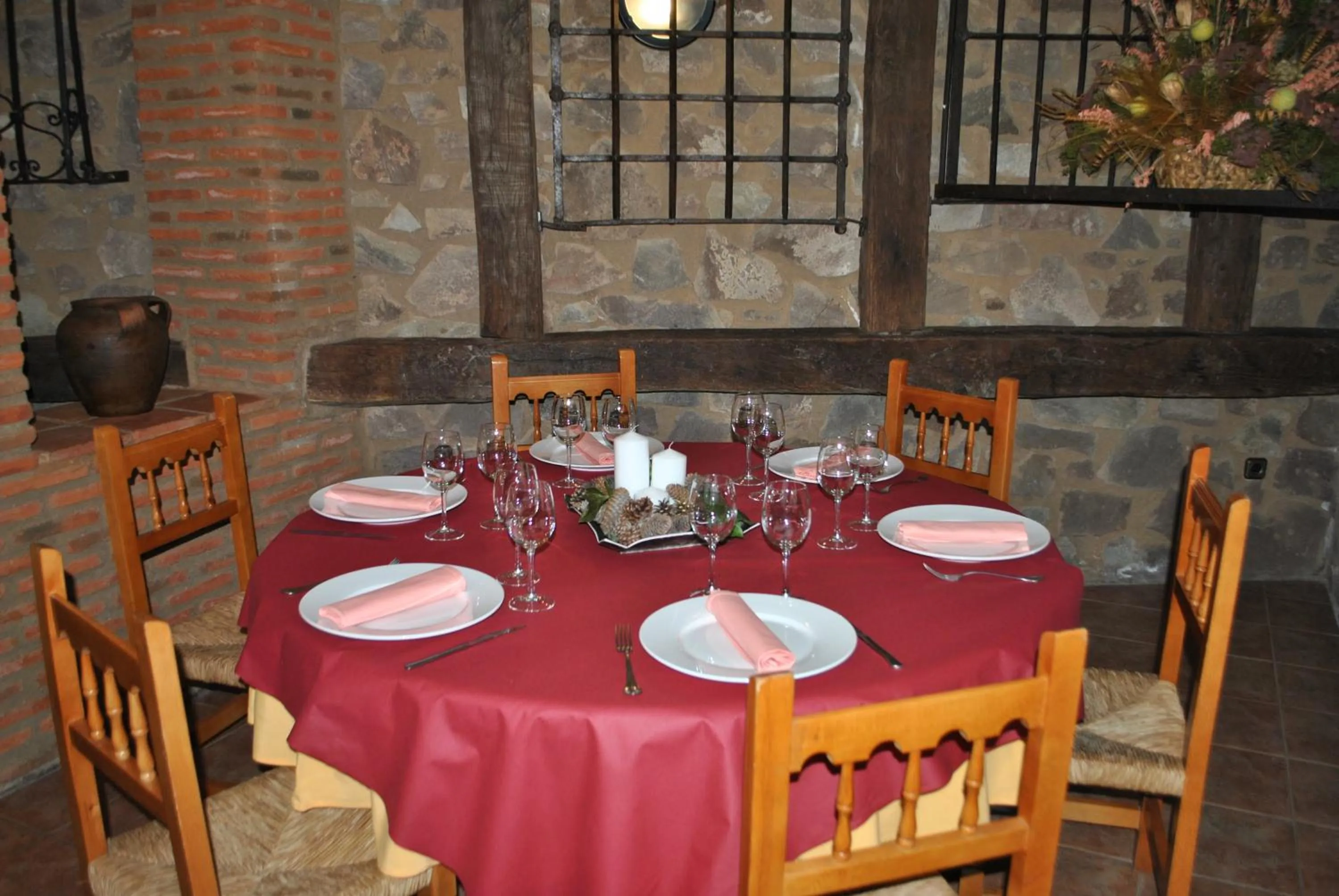 Restaurant/places to eat in Hotel Villa de Berzocana