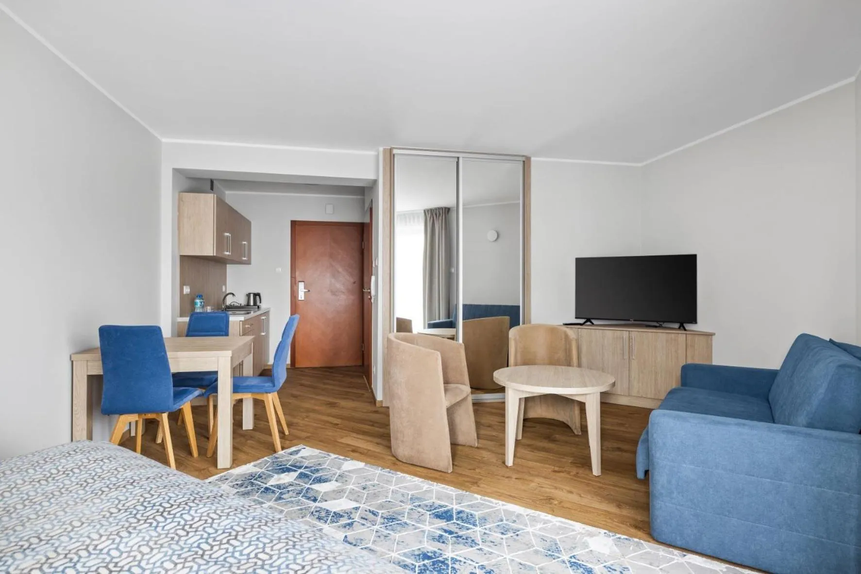 TV and multimedia in Maloves Resort & Spa, pokoje w bocznych budynkach