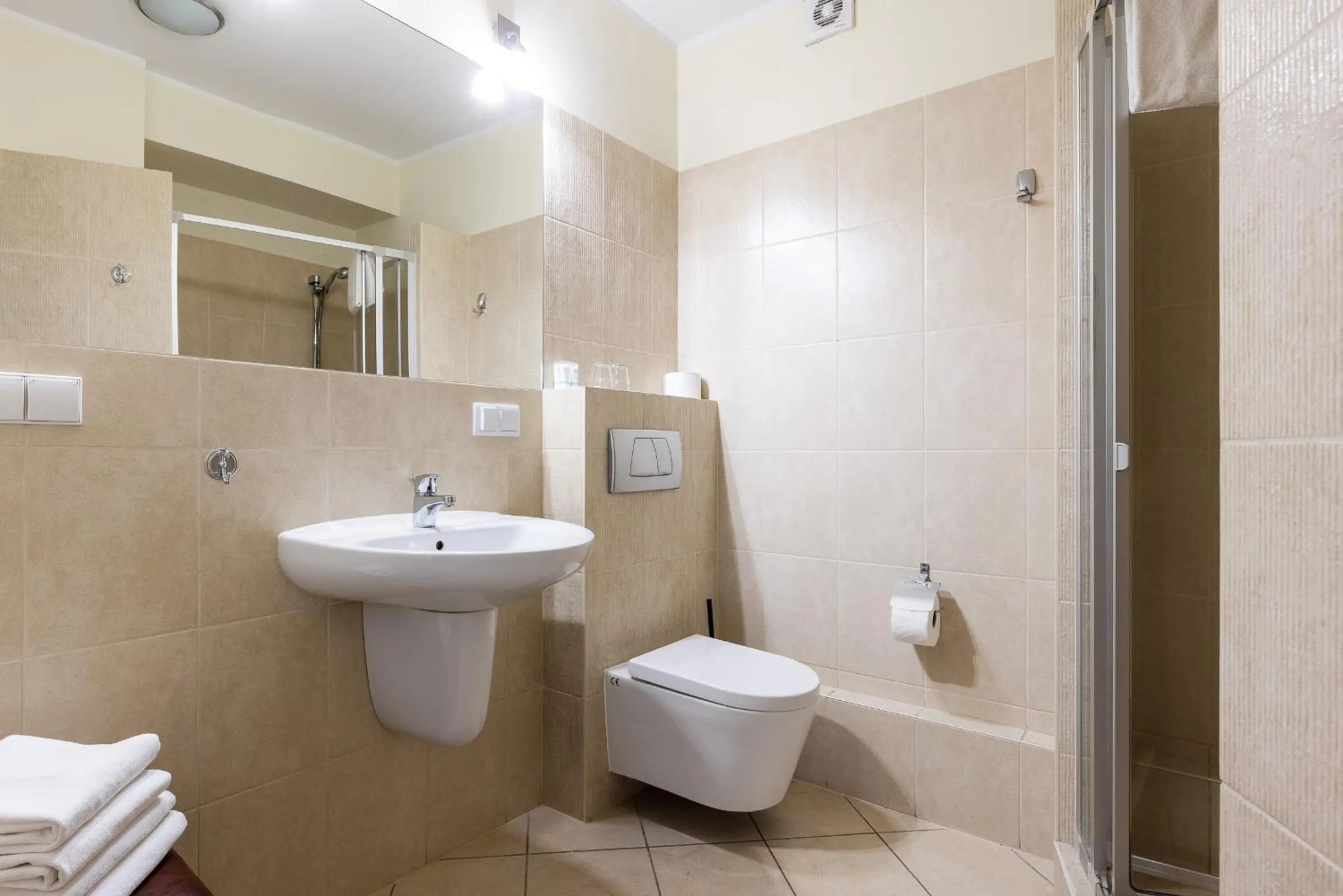 Shower in Maloves Resort & Spa, pokoje w bocznych budynkach