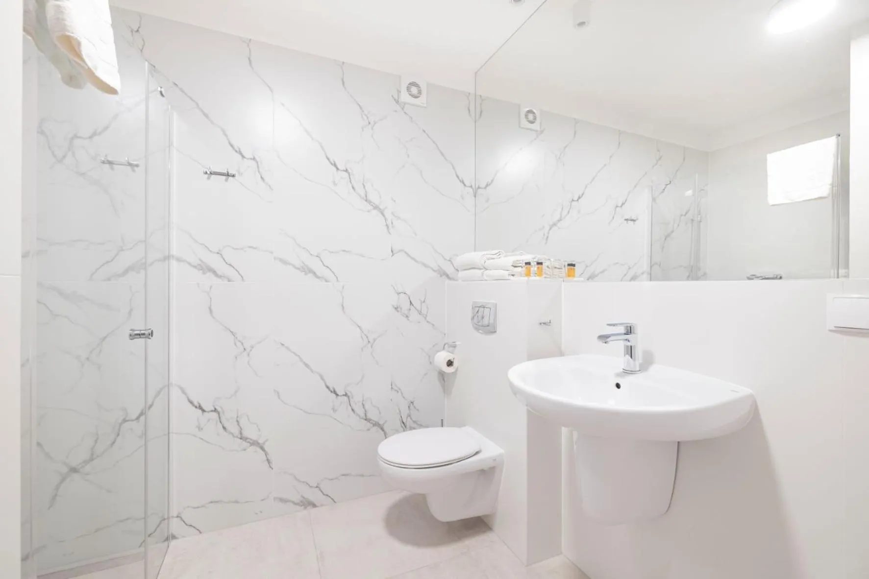 Shower in Maloves Resort & Spa, pokoje w bocznych budynkach