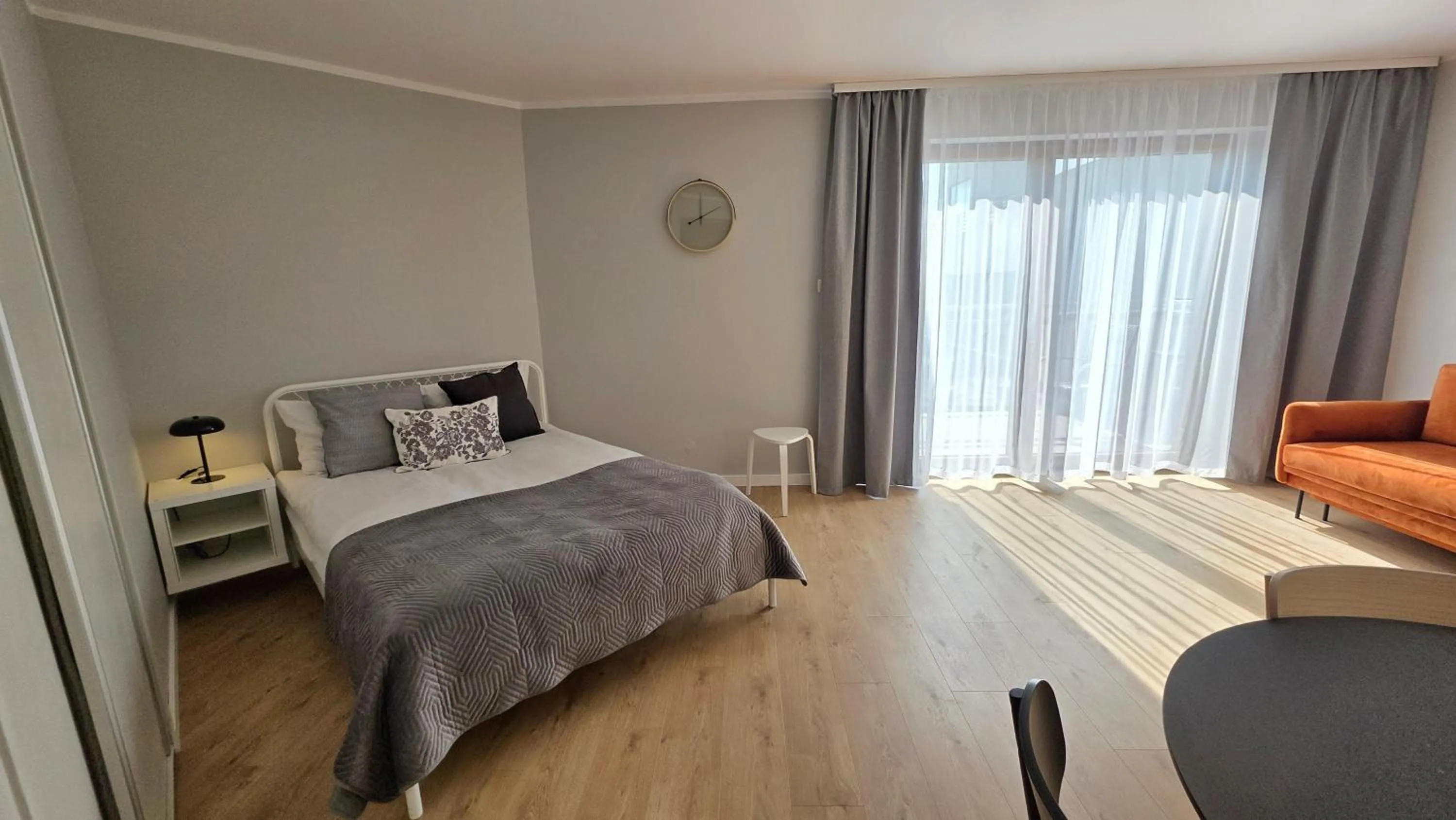 Bed in Maloves Resort & Spa, pokoje w bocznych budynkach