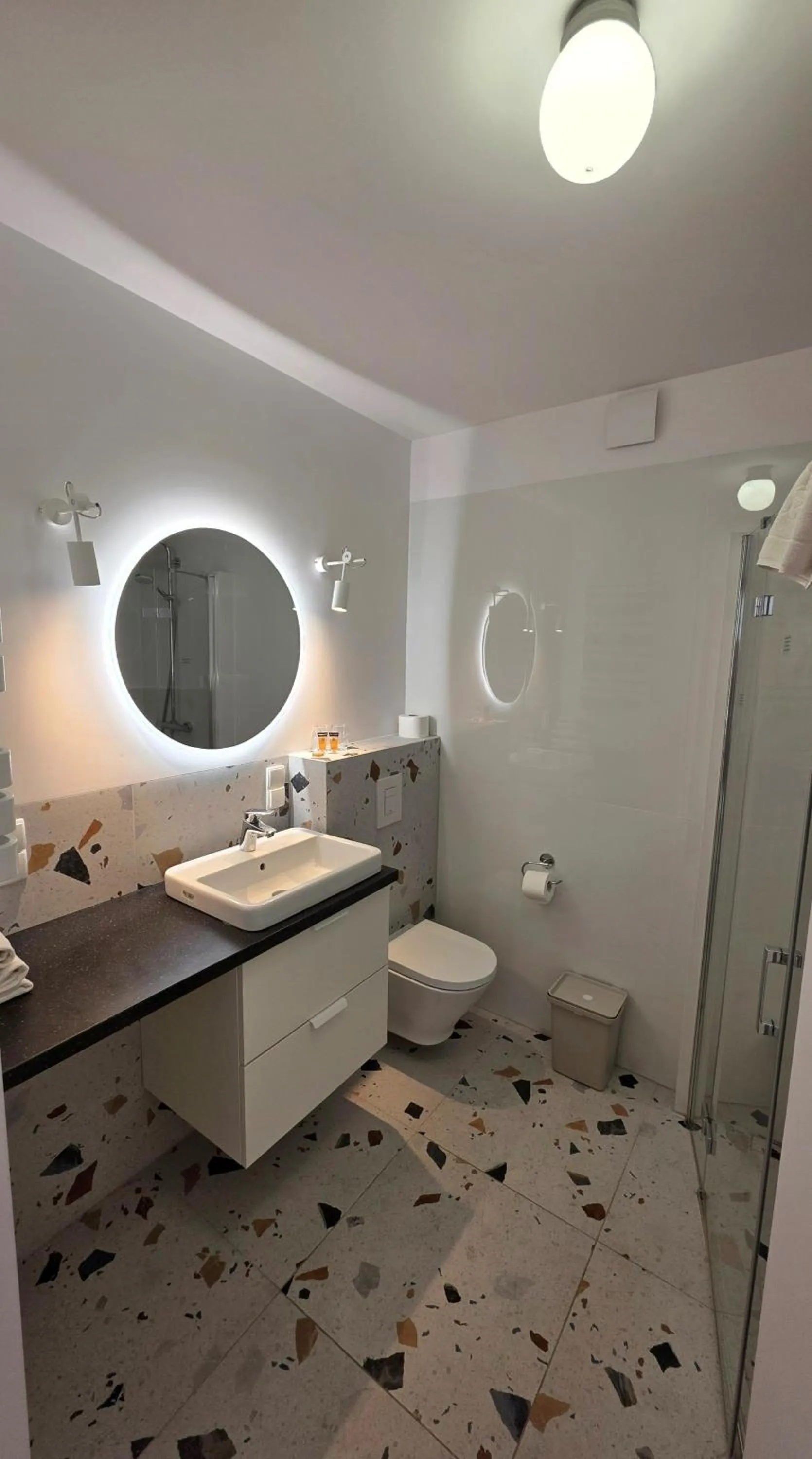 Shower in Maloves Resort & Spa, pokoje w bocznych budynkach