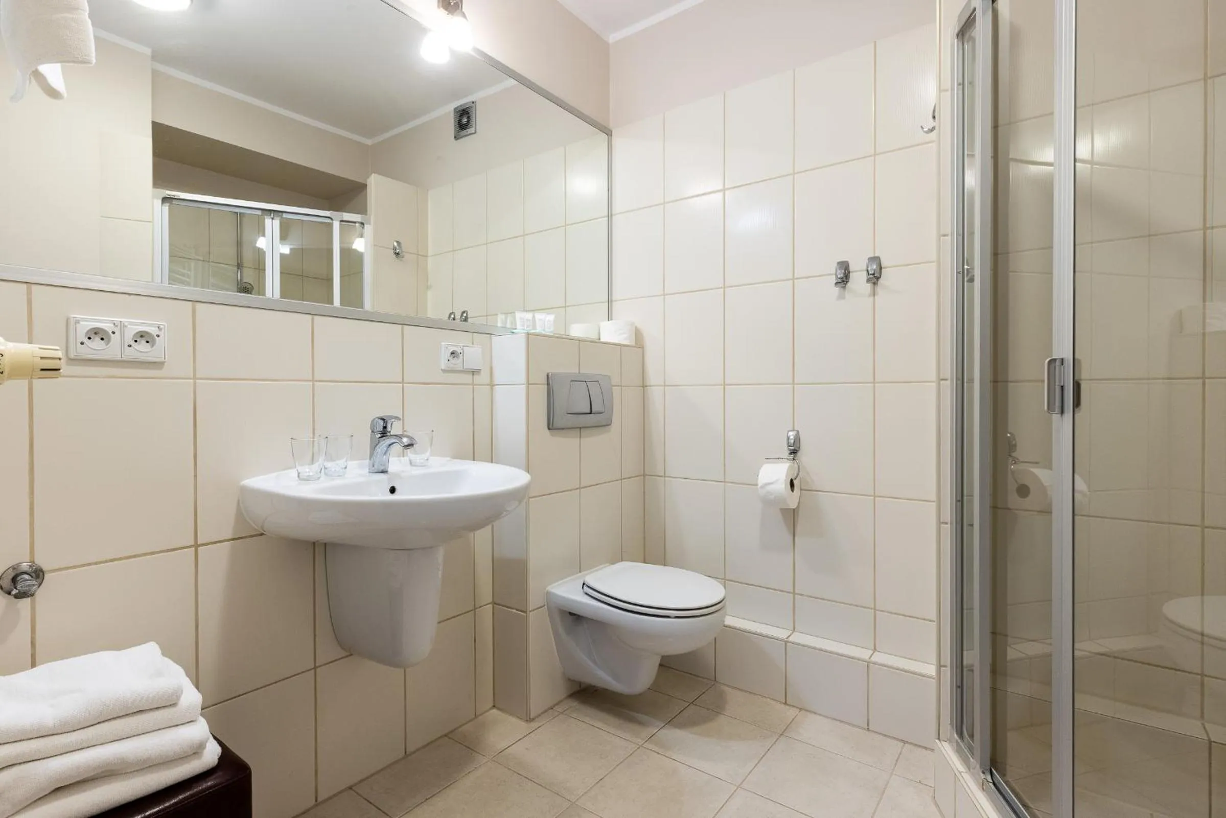 Shower in Maloves Resort & Spa, pokoje w bocznych budynkach