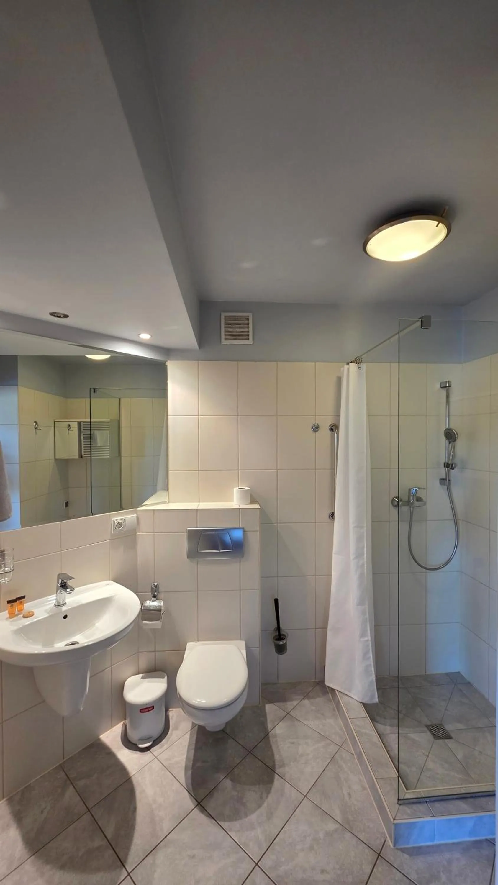 Bathroom in Maloves Resort & Spa, pokoje w bocznych budynkach