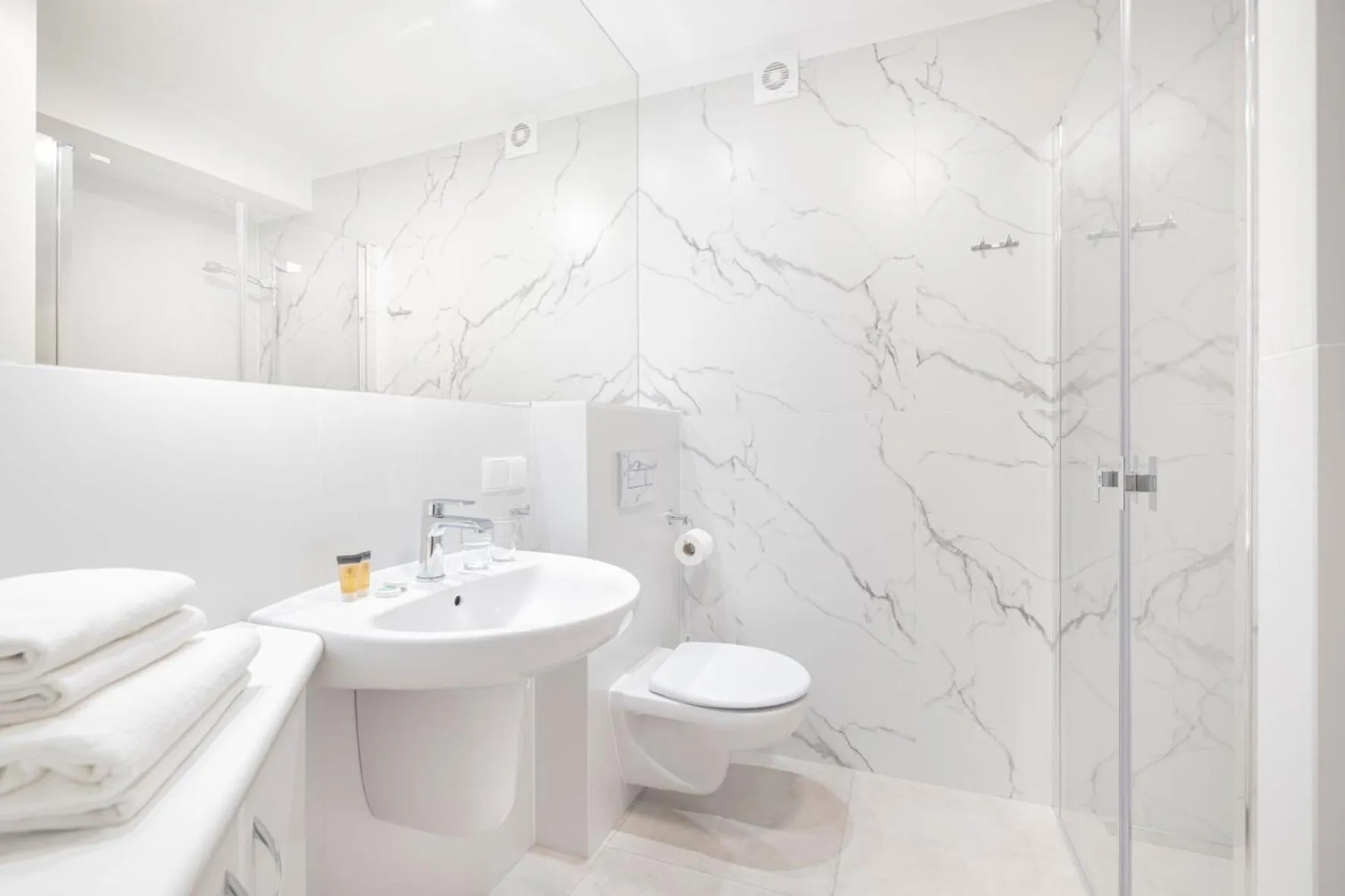 Shower in Maloves Resort & Spa, pokoje w bocznych budynkach